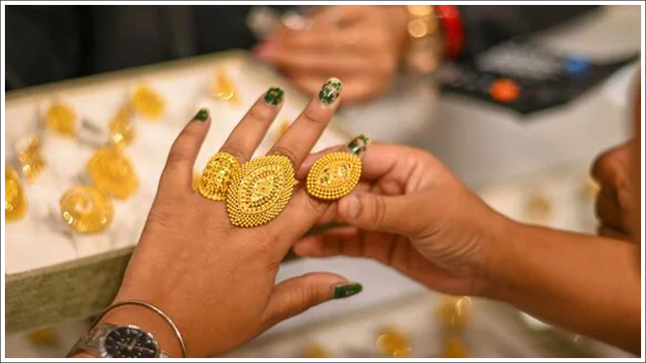  ముంబైలో 24 క్యారెట్ల బంగారం (ప్యూర్ గోల్డ్): రూ.1,55,280 అదే 22 క్యారెట్ల బంగారం (ఆర్నమెంట్ గోల్డ్): రూ.1,42,340 వద్ద ఉండగా, అదే చెన్నైలో 24 క్యారెట్ల బంగారం (ప్యూర్ గోల్డ్): రూ.1,55,990 అదే 22 క్యారెట్ల బంగారం (ఆర్నమెంట్ గోల్డ్): రూ.1,42,990