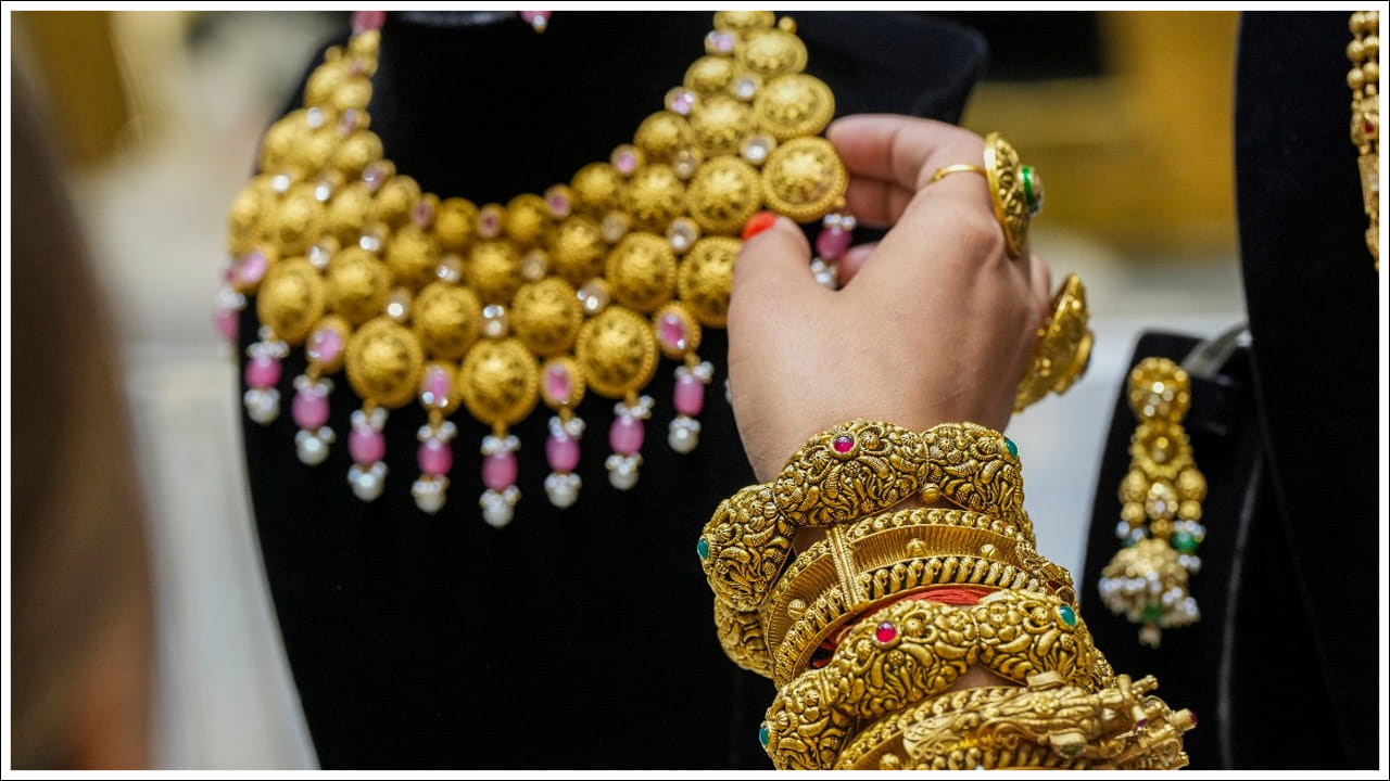  Gold, Silver Price Today: గత రెండు, మూడు రోజుల నుంచి బంగారం, వెండి ధరలు భారీగా తగ్గాయి. అమెరికా డాలర్ బలపడటం, పశ్చిమాసియాలో అనిశ్చితి పెరగడం వంటి కారణాలతో ఇన్వెస్టర్లు జాగ్రత్త వహించారు. కామెక్స్ లో బంగారం ధర రూ. 1.21శాతం తగ్గి ఔన్సుకు 4, 821 డాలర్లకు చేరింది. వెండి ధర రూ. 2.05శాతం తగ్గి ఔన్సుకు 80.16 డాలర్లకు చేరుకుంది. అయితే మంగళవారం ధరలను పరిశీలిస్తే దేశీయంగా బంగారం, వెండి ధరలు దిగి వచ్చాయి.