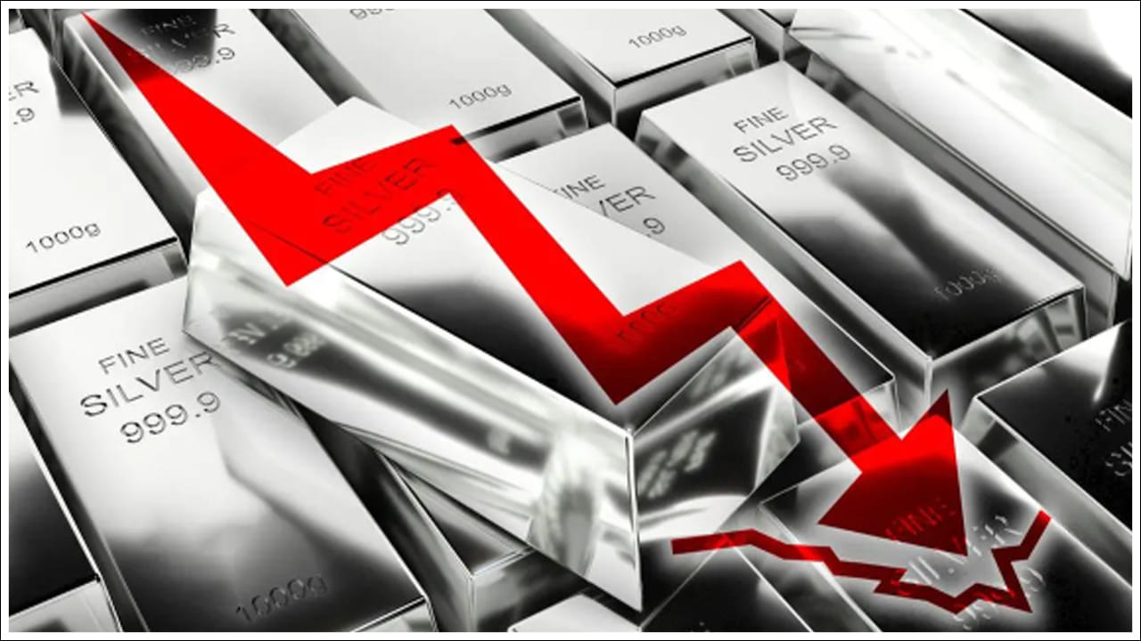  ఇక వెండి విషయానికొస్తే హైదరాబాద్‌, చెన్నై, కేరళ రాష్ట్రాల్లో అయితే కిలో వెండి ధర రూ.2,79,900 వద్ద కొనసాగుతుండగా, అదే ఢిల్లీ, ముంబై, బెంగళూరుతో పాటు ఇతర నగరాల్లో కిలో వెండి ధర రూ.2,74,900 వద్ద ట్రేడవుతోంది. గతంలో కిలో వెండి ధర ఏకంగా 4 లక్షల రూపాయల వరకు వెళ్లిగా ప్రస్తుతం చూస్తే భారీగా తగ్గిపోయింది. దాదాపు లక్ష రూపాయలకుపైగానే పడిపోయింది. 