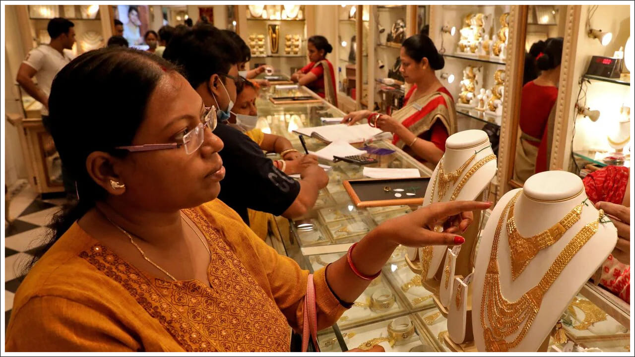 అంతర్జాతీయ మార్కెట్‌లో డాలర్ విలువ పడిపోవడంతో గత వారం క్రితం భారీగా పెరిగిన బంగారం ధరలు తాజాగా తగ్గుముఖం పట్టాయి. గత రెండు మూడు రోజులుగా పసిడి ధరలు వరుసగా దిగొస్తున్నాయి. తాజాగా మంగళవారం కూడా ఈ ధరలు మళ్లీ తగ్గాయి. కేవలం 4 గంటల్లోనే తులం బంగారంపై రూ.820 తగ్గాయి. 