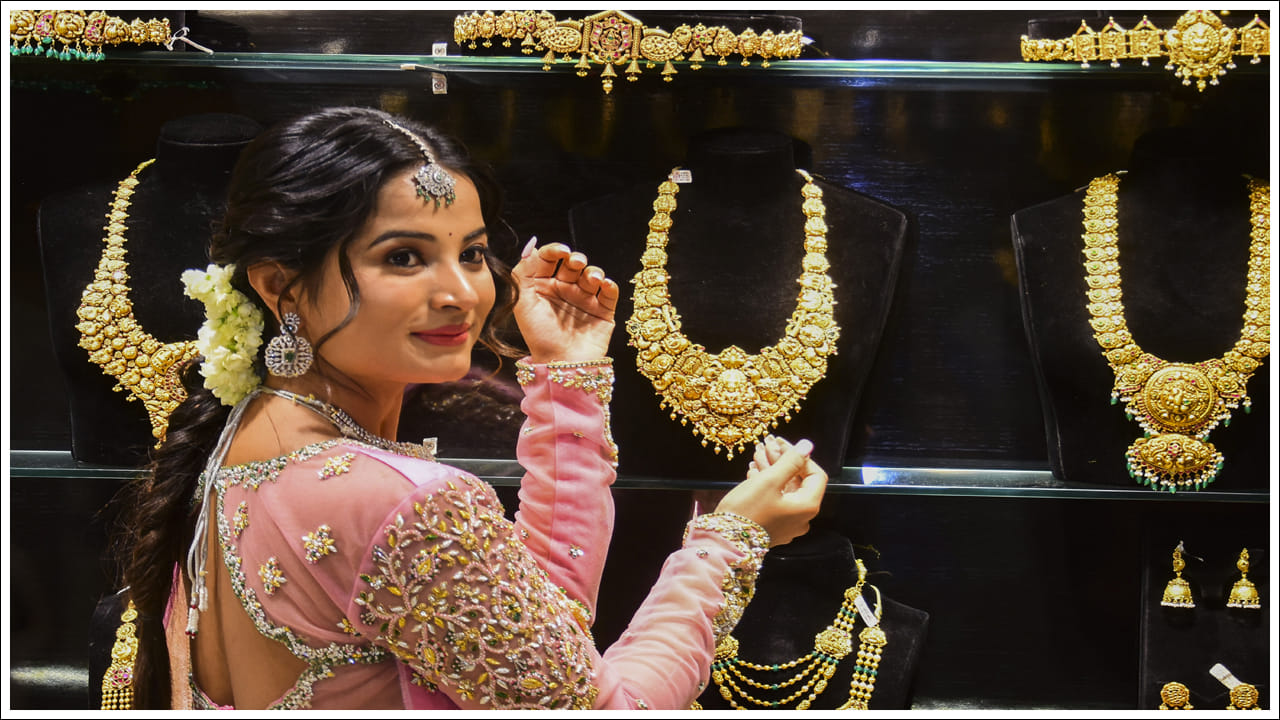 ఇదిలా ఉండగా, యుద్ధం ప్రారంభం కావడానికి ముందు బంగారం ధర చాలా ఎక్కువగా ఉండేది. ఒకానొక సమయంలో బంగారం ధర ఎంతగా పెరిగిందంటే అది సామాన్యుడికి అందుబాటులో లేకుండా పోయింది. సోమవారం (ఏప్రిల్‌ 6)న 10 గ్రాముల బంగారం ధర రూ. 1,50,000 వరకు ఉంది. నిపుణుల అభిప్రాయం ప్రకారం, భవిష్యత్తులో బంగారం ధర మరింత తగ్గే అవకాశం ఉంది.