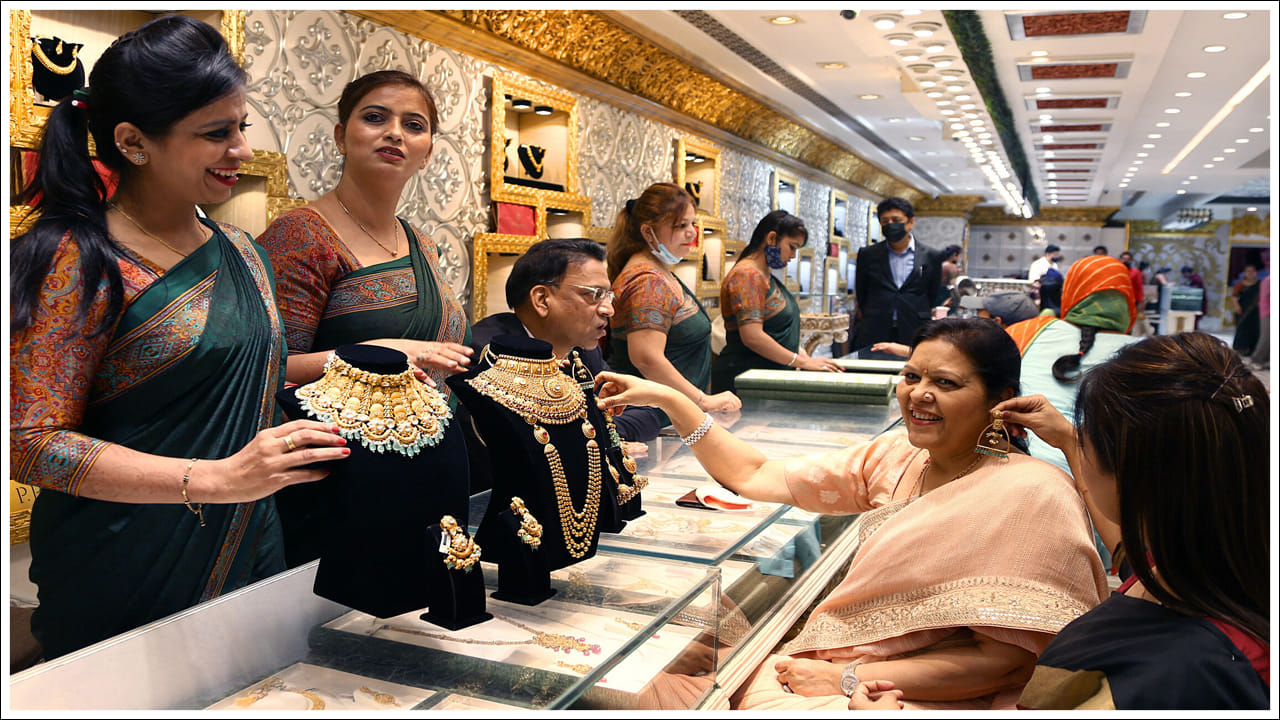 Gold Price Drop Alert: గత కొంతకాలంగా ఆకాశాన్నంటుతున్న బంగారం ధరలు ఒక్కసారిగా దిగివస్తున్నాయి. పెట్టుబడిదారులు, సామాన్యులకు ఇది ఊరటనిచ్చే అంశం. తన గరిష్ట ధర (All-time High) తో పోల్చుకుంటే బంగారం ధరలో గణనీయమైన మార్పులు కనిపిస్తున్నాయి.