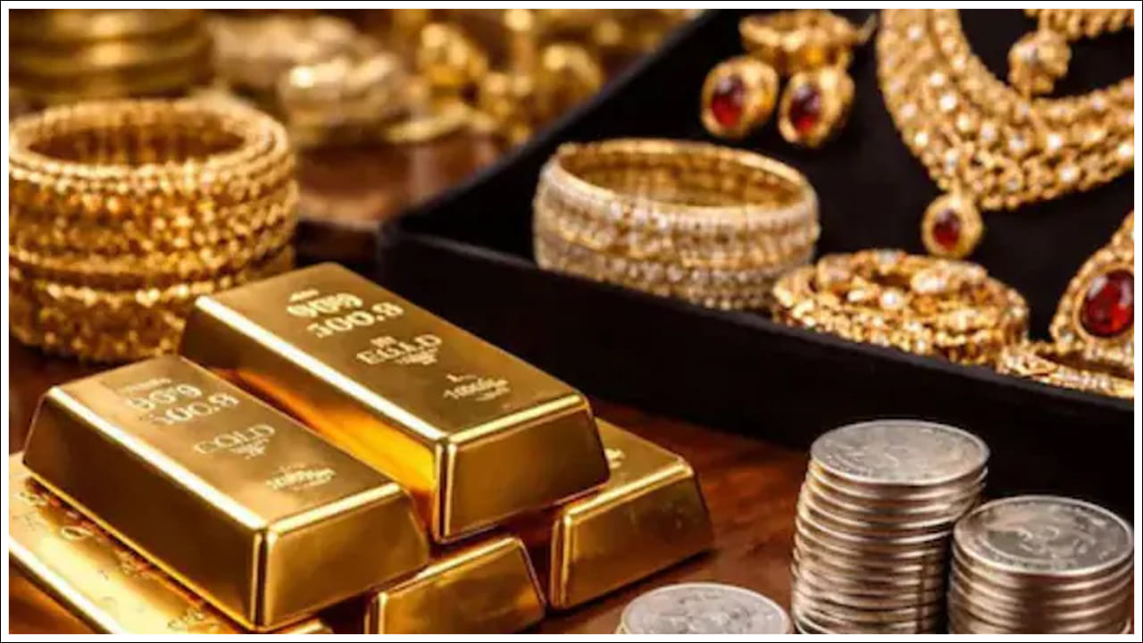 ఇప్పుడు మీరు బంగారం ధర సర్వకాలిక గరిష్ఠ స్థాయిని చూస్తే, బంగారం ఎంత చౌకగా మారిందో మీకు అర్థమవుతుంది. ఒకనొక సమయంలో అంటే గతంలో బంగారం ధర గరిష్ఠ స్థాయి 10 గ్రాములకు రూ. 2,02,984 వరకు వెళ్లిన సందర్భాలు ఉన్నాయి. కానీ ఇప్పుడు చూస్తే, బంగారం దాని గరిష్ఠ స్థాయితో పోలిస్తే ఏకంగా 25 శాతం చౌకగా మారింది. గణాంకాల ప్రకారం, బంగారం దాని సర్వకాలీన గరిష్ఠ స్థాయితో పోలిస్తే ప్రతి 10 గ్రాములకు ఏకంగా రూ. 54,686 వరకు పడిపోయింది. ఇక దేశీయంగా ఏప్రిల్‌ 6వ తేదీన రాత్రి 11 గంటల సమయానికి తులం బంగారం ధరపై 270 రూపాయల వరకు తగ్గి రూ.1,50,660కి కి చేరుకుంది. 