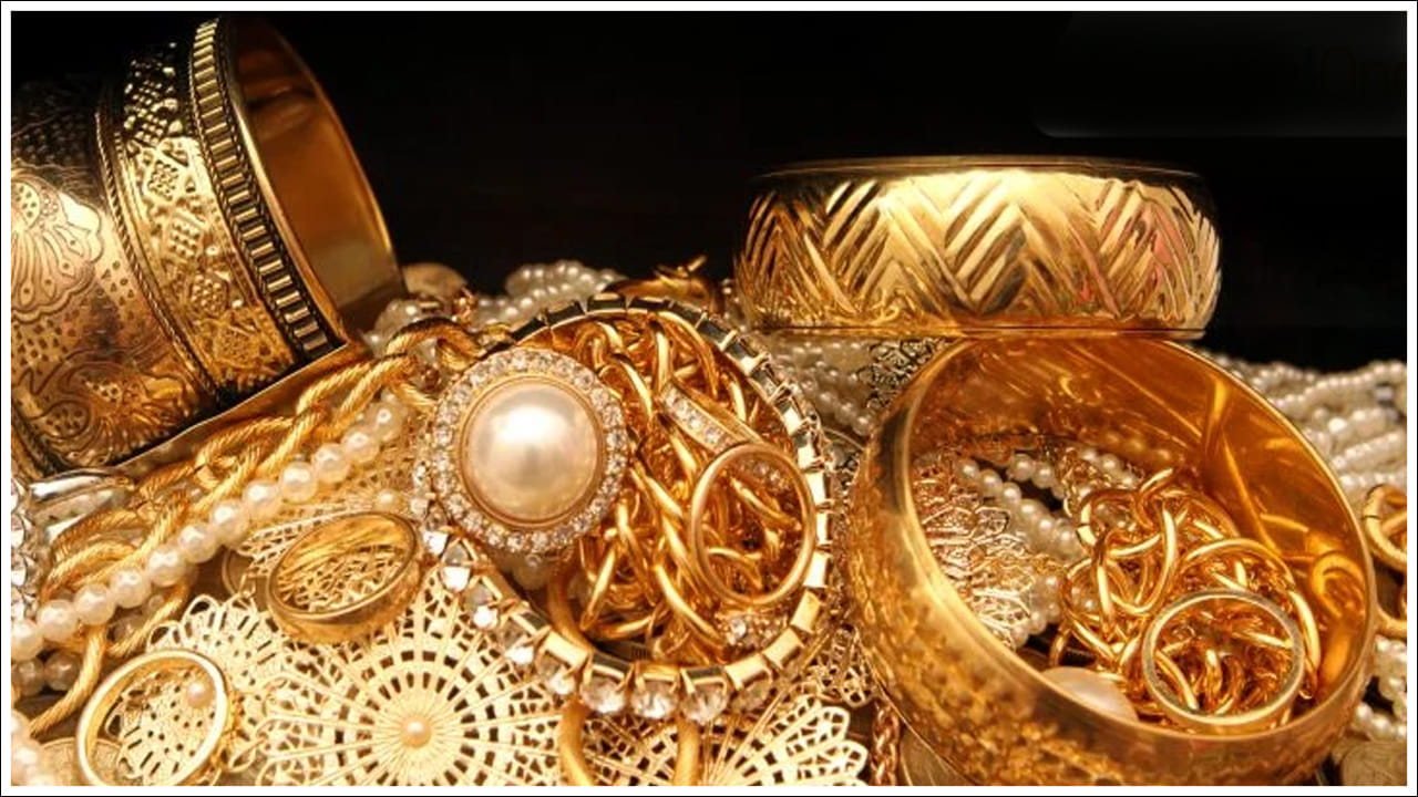 ఇక దేశ రాజధాని ఢిల్లీలో 24క్యారెట్ల 10 గ్రాముల బంగారం ధర ప్రస్తుతం 1,49,990గా ఉండగా ఉదయం ఈ ధర రూ. 1,50,800గా ఉంది. ఇక 22 క్యారెట్ల బంగారం ధర రూ.1,37,500 వద్ద కొనసాగుతుంది. అలాగే చెన్నైలో తులం బంగారం ధర రూ.1,51,200 వద్ద ట్రేడవుతుంది.