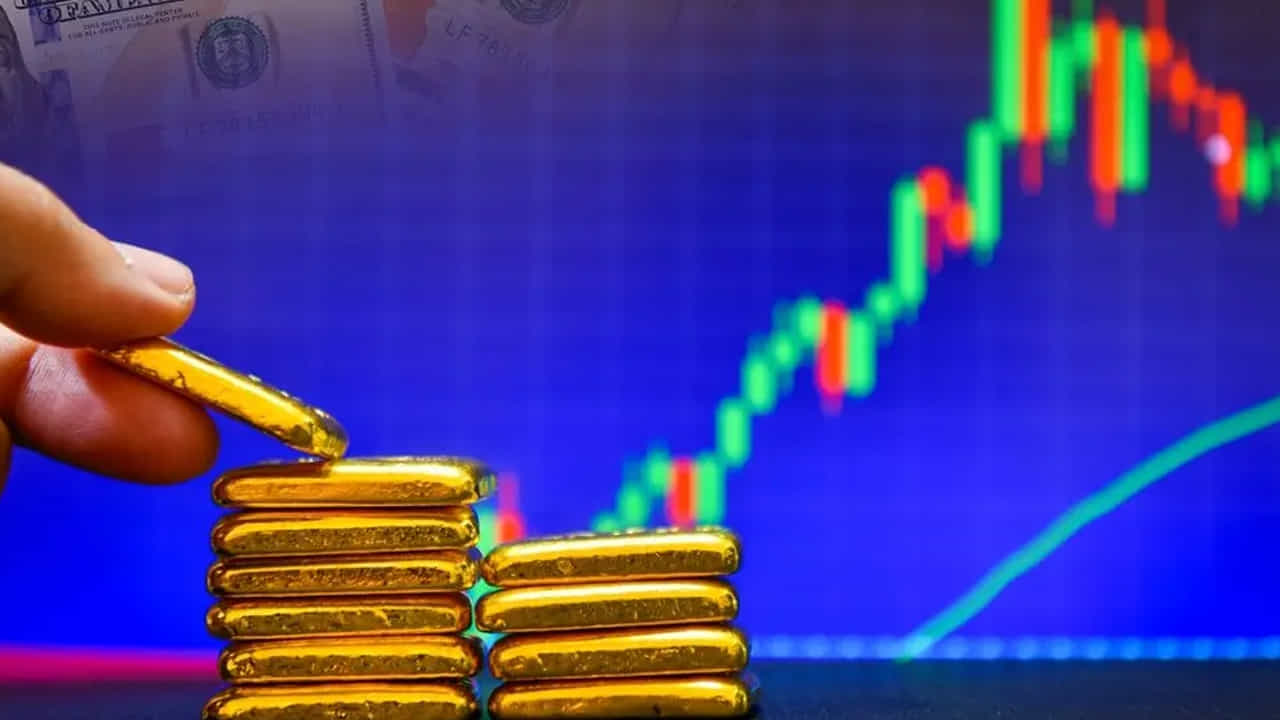 Gold vs Stocks: బంగారం వర్సెస్ షేర్లు: అక్షయ తృతీయకు ముందు వెలువడిన గణాంకాల ప్రకారం, గత ఏడాది కాలంలో బంగారం పెట్టుబడిదారులకు అదిరిపోయే లాభాలను అందించింది. నిఫ్టీ 50 కంటే బంగారం మెరుగైన ప్రదర్శన కనబరిచింది. అయితే, మార్కెట్లో రెండు ప్రత్యేక షేర్లు మాత్రం బంగారం కంటే ఎక్కువ రిటర్న్స్తో ఇన్వెస్టర్లను కోటీశ్వరులను చేశాయి.