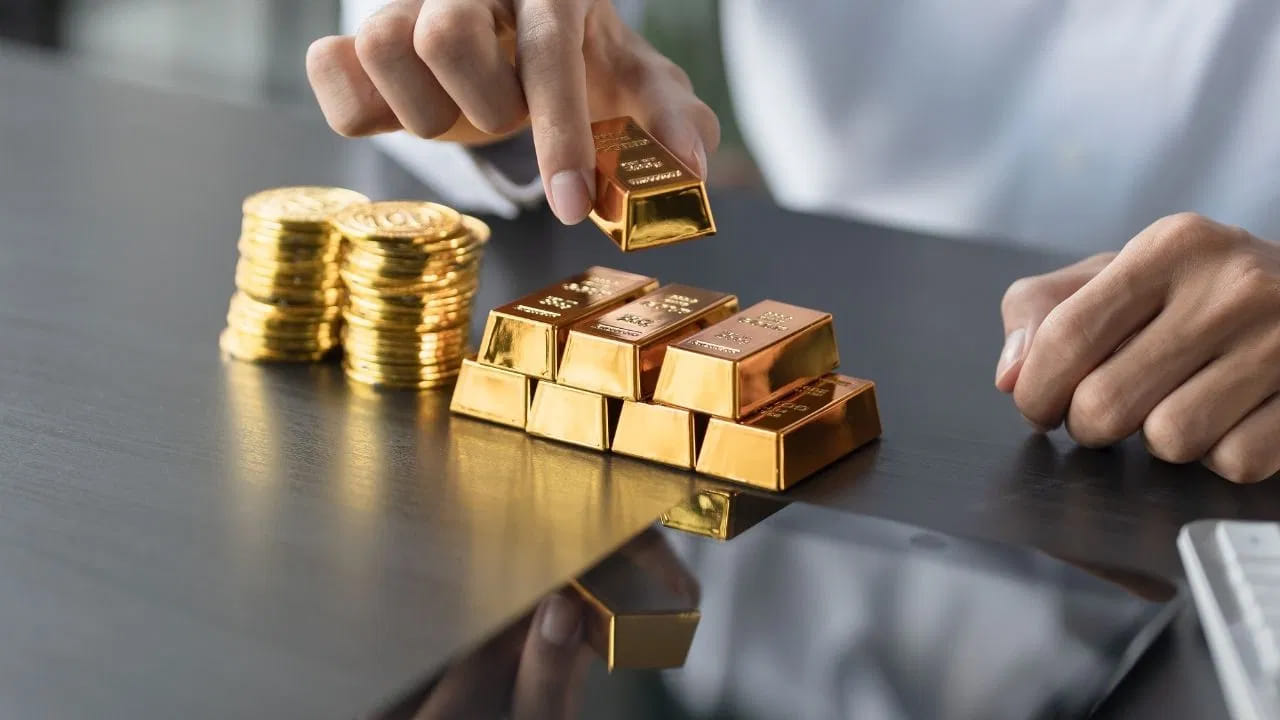  హిందాల్కో ఇండస్ట్రీస్ - 67.7% వృద్ధి: మెటల్ రంగ దిగ్గజం 'హిందాల్కో' ఇన్వెస్టర్లకు 67.7% రిటర్న్స్‌ ఇచ్చి ఆశ్చర్యపరిచింది. గ్లోబల్ ఇన్‌ఫ్రాస్ట్రక్చర్, గ్రీన్ ఎనర్జీ రంగాల్లో మెటల్స్ డిమాండ్ పెరగడం, కంపెనీ వ్యూహాత్మక నిర్ణయాల వల్ల ఈ స్టాక్ పసిడిని మించి రాణించింది.