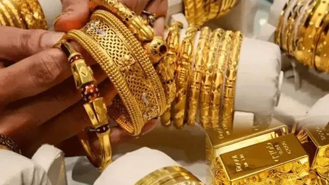 గుడ్ రిటర్న్స్ ప్రకారం, హైదరాబాద్‌లో  24 క్యారెట్ల 10 గ్రాముల బంగారం ధర మార్చి 31 మంగళ వారం రోజున రూ. 1,49,510 ఉండగా, ఏప్రిల్ 1 బుధవారం రోజు రూ.10 పెరగడంతో నేడు బంగారం ధర రూ. 1,49,520గా ఉంది. అలాగే 22 క్యారెట్ల 10 గ్రాముల బంగారం ధర మార్చి 31 మంగళ వారం రోజున రూ.1,37,050గా ఉండగా, నేడు ఏప్రిల్ 1న రూ. 1,37,060గా ఉంది.