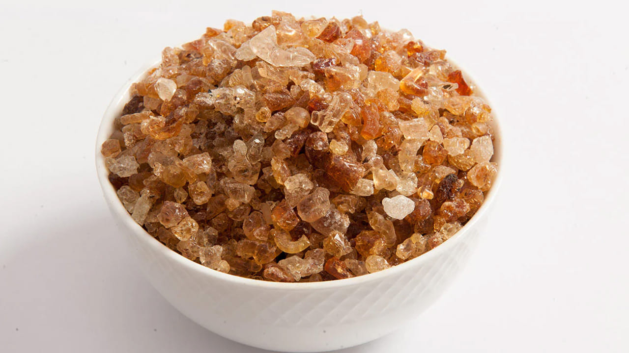 గోండ్: గోండ్ నల్ల తుమ్మ చెట్టు నుంచి లభిస్తుంది. ఇది భారతదేశంలో సాధారణంగా కనిపించే ఒక చెట్టు. ఈ చెట్టు బెరడుకు గాయం చేసినప్పుడు, అక్కడ నుంచి ఒక ద్రవం బయటకు వచ్చి, గాలి తగిలి గట్టిపడి చిన్న చిన్న క్రిస్టల్స్‌గా మారుతుంది. ఇది పూర్తిగా సహజసిద్ధమైన పదార్థం, రసాయనాలు లేకుండా తయారవుతుంది. గోండ్ లేత గోధుమ లేదా బంగారు రంగులో, మెరిసే, క్రిస్టల్ రూపంలో ఉంటుంది. చేత్తో పట్టుకుంటే గట్టిగా అనిపిస్తుంది.