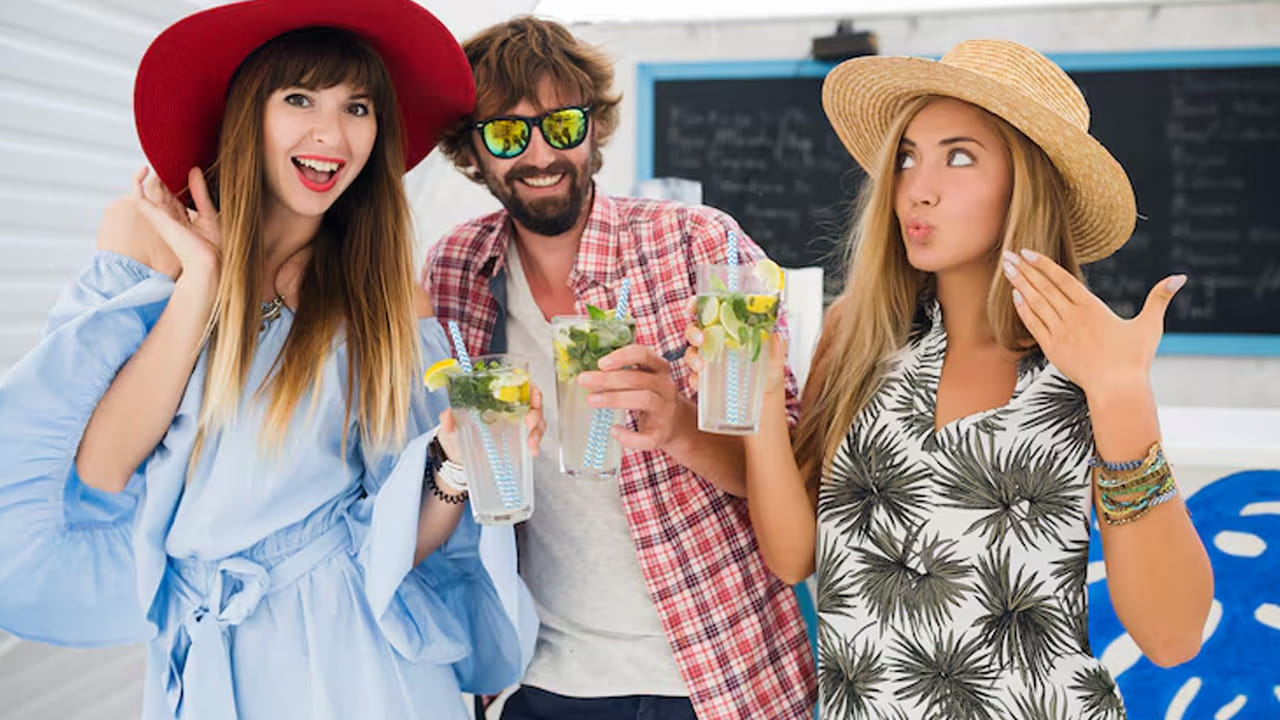 ఎలా ఉపయోగించాలి?: 1-2 టీస్పూన్ల గోండ్ కతీరాను రాత్రంతా నీటిలో నానబెట్టాలి. ఉదయాన్నే అది జెల్ లాగా ఉబ్బి కనిపిస్తుంది. ఈ జెల్ను నిమ్మరసం, మజ్జిగ, పాలు లేదా లస్సీలో కలుపుకుని తాగవచ్చు.
వేసవిలో వచ్చే డీహైడ్రేషన్, జీర్ణ సమస్యలను ఎదుర్కోవడానికి గోందు కటిరా ఒక ఉత్తమమైన మార్గం. అయితే, దీనిని తీసుకునేటప్పుడు తగినంత నీరు త్రాగడం చాలా ముఖ్యం, ఎందుకంటే ఇందులోని ఫైబర్ శరీరంలోని నీటిని గ్రహిస్తుంది. కృత్రిమ కూల్ డ్రింక్స్ కంటే గోందు కటిరా వంటి సహజ పానీయాలను తీసుకోవడం వల్ల ఆరోగ్యం మెరుగుపడుతుంది. ఈ సమ్మర్లో మీ డైట్లో దీనిని చేర్చుకుని చల్లగా, ఆరోగ్యంగా ఉండండి.