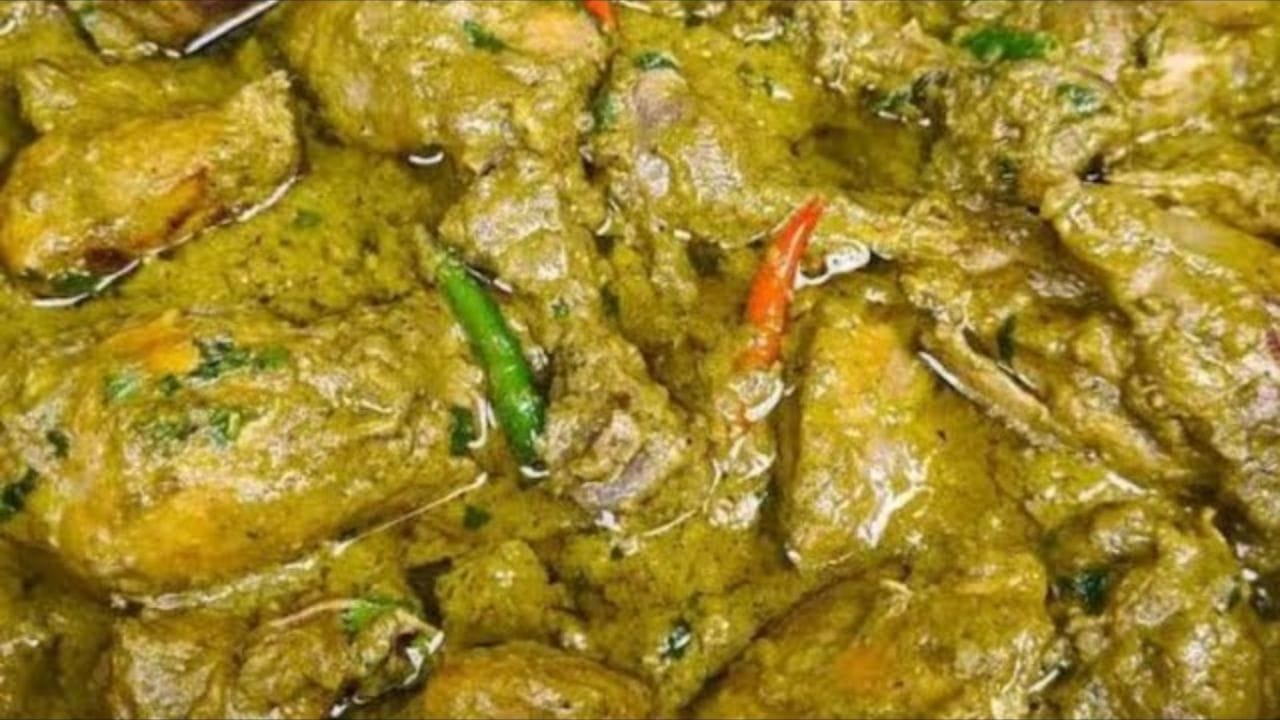 ఇప్పుడు శుభ్రం చేసిన చికెన్ ముక్కలను ఒక పెద్ద గిన్నెలోకి తీసుకోండి. అందులో రుచికి సరిపడా ఉప్పు, కారం, గరం మసాలా వేసి ముక్కలకు బాగా పట్టించండి. ఆ తర్వాత సిద్ధం చేసుకున్న గ్రీన్ పేస్ట్‌ను కూడా వేసి బాగా కలపండి. చివరిగా కార్న్ ఫ్లోర్ పిండి వేసి, ఆ మిశ్రమం అంతా చికెన్ ముక్కలకు పట్టేలా కలిపి, కనీసం అరగంట పాటు పక్కన పెట్టండి. ఇలా చేయడం వల్ల చికెన్ జ్యూసీగా తయారవుతుంది.