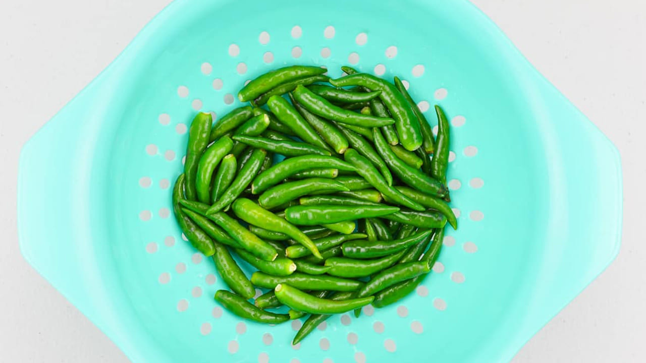 పాడైన వాటిని వేరు చేయడం: నిల్వ చేసే ముందు ఏవైనా మిర్చిలు అప్పటికే కొంచెం మెత్తబడినా లేదా రంగు మారినా వాటిని వేరు చేయాలి. లేదంటే అవి మిగిలిన వాటన్నింటినీ పాడు చేస్తాయి. ఈ  చిట్కాలు పాటించడం వల్ల పచ్చిమిర్చి వృధా కాకుండా ఉంటుంది. ఇలా నిల్వ చేయడం వల్ల ప్రతిసారి మార్కెట్‌కు వెళ్లే పని తప్పుతుంది. మీ వంటలకు ఎప్పుడూ తాజా మిర్చి అందుబాటులో ఉంటుంది.