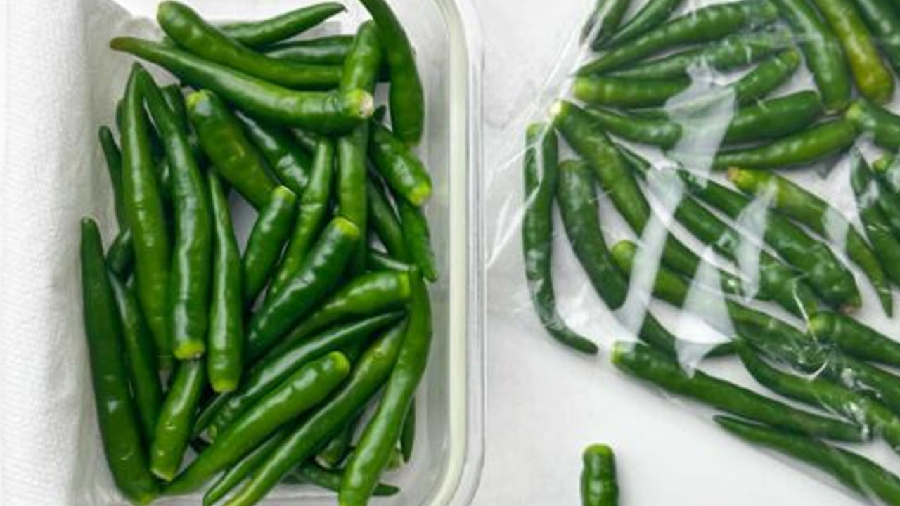 జిప్ లాక్ బ్యాగులు: మీ దగ్గర డబ్బాలు లేకపోతే జిప్ లాక్ కవర్లను కూడా వాడవచ్చు. అయితే అందులో కూడా ఒక టిష్యూ పేపర్ వేయడం మర్చిపోవద్దు. పచ్చిమిర్చి డబ్బాను ఫ్రిజ్‌లోని వెజిటబుల్ ట్రేలో ఉంచడం వల్ల దానికి అవసరమైన చల్లదనం అందుతుంది. మరీ తక్కువ ఉష్ణోగ్రత వద్ద ఉంచితే మిర్చి గడ్డకట్టి పాడయ్యే అవకాశం ఉంది.