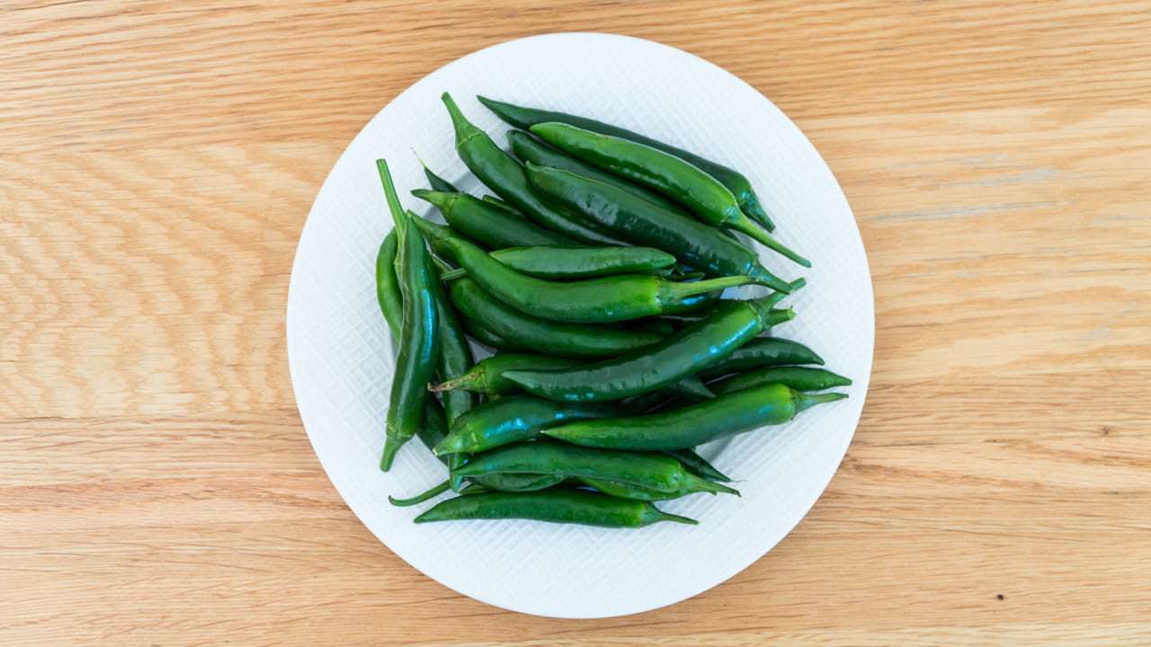 తొడిమెలు తీసేయండి: పచ్చిమిర్చిని తాజాగా ఉంచడానికి ఇది మొదటి సూత్రం. పచ్చిమిర్చి తొడిమెల వద్దే బ్యాక్టీరియా త్వరగా చేరుతుంది. అందుకే నిల్వ చేసే ముందు తప్పనిసరిగా తొడిమెలను తీసివేయాలి. ఇది మిర్చి ఎక్కువ కాలం నిలవడానికి సహాయపడుతుంది. తొడిమెలు అలాగే ఉంటే బ్యాక్టీరియా త్వరగా చేరి మిర్చిని పాడు చేస్తుంది. అందుకే కొన్న వెంటనే తొడిమెలన్నీ వలిచేయాలి.