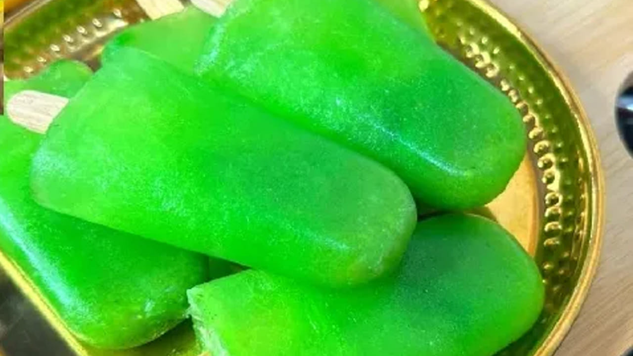 కావాల్సిన పదార్థాలు : పచ్చి మామిడికాయలు రెండు ,పంచదార రుచికి సరిపడ, నీళ్లు తగినన్ని,ఫుడ్ కలర్ గ్రీన్, కారం పొడి చిటికెడు, బ్లాక్ సాల్ట్ చిటికెడు. ఇంటిలో దొరికే వీటితో చాలా సులభంగా వేసవి తాపాన్ని తరిమికొట్టే టేస్టీ టేస్టీ పుల్ల ఐస్ క్రీమ్ తయారు చేయవచ్చును.