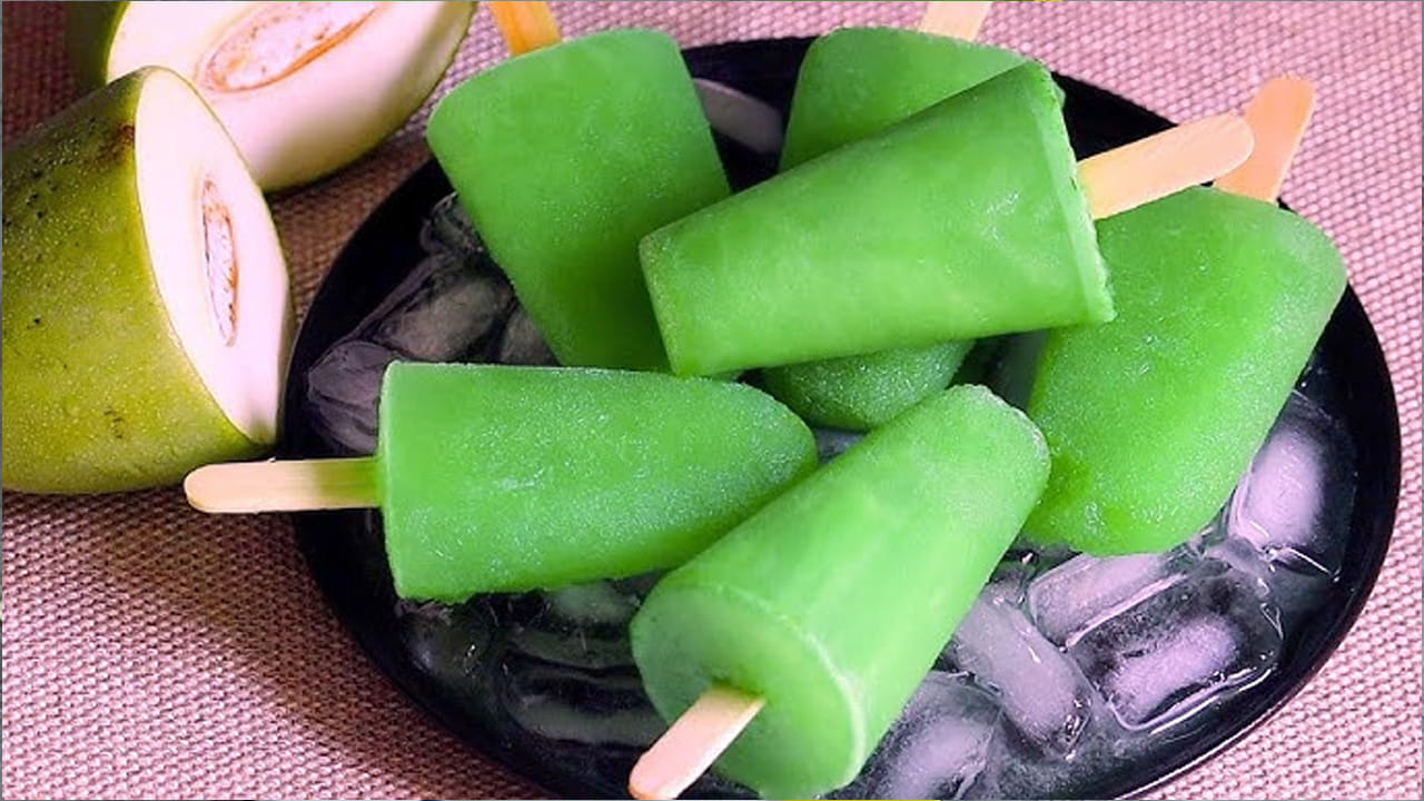  తయారీ విధానం : పచ్చి మామిడి ఐస్ క్రీమ్ తయారీ కోసం ముందుగా రెండు మామిడి కాయలను తీసుకోవాలి. ఇవి చాలా టేస్ట్‌గా ఉండేలా చూసుకోండి. చేదుగా, కాస్త పుల్లగా ఉండేవి తీసుకోవడం వలన ఐస్ క్రీమ్ అంత టేస్టీగా ఉండదు. అందువలన తియ్యటి పచ్చి మామిడికాయలను రెండు తీసుకోండి. వీటి పై కాడను తీసి వేసి, చిన్న చిన్న ముక్కలుగా కట్ చేసుకోవాలి.