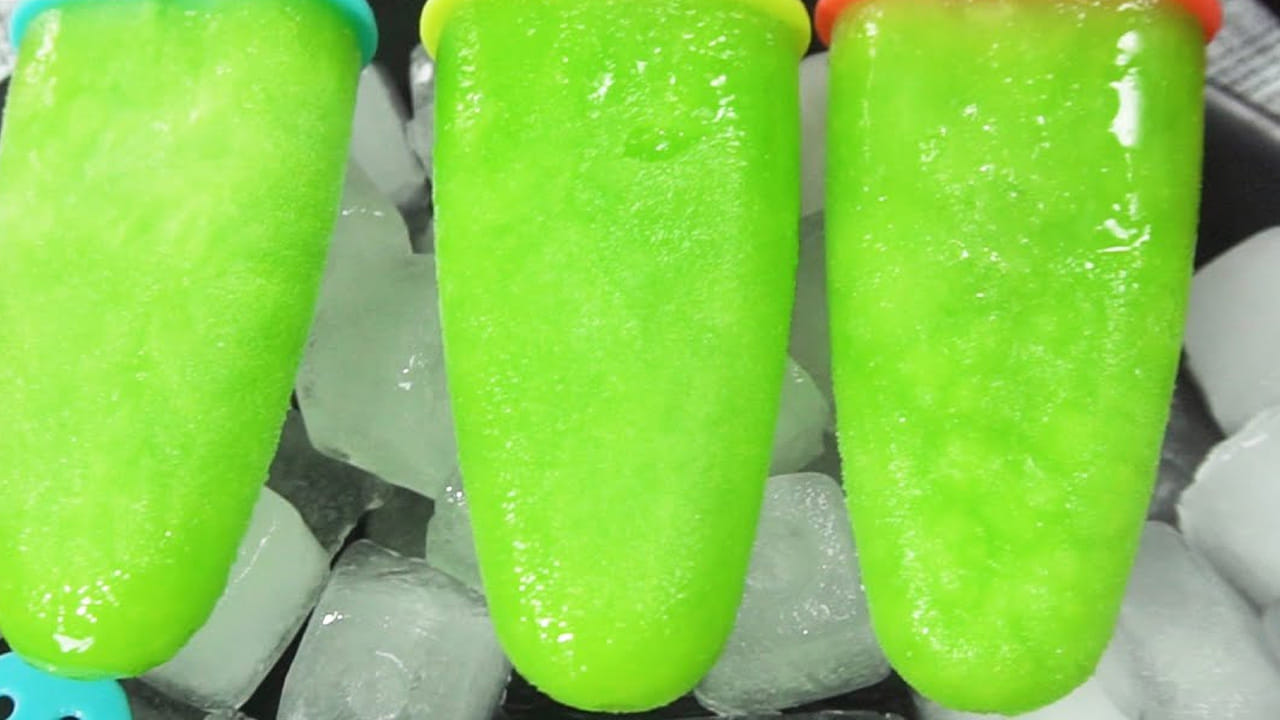 తర్వాత వీటిని ఒక మిక్సీజార్‌లో వేసుకొని తగినంత పంచదార వేసి, నీళ్లు పోస్తూ చాలా మెత్తగా గ్రైండ్ చేసుకోవాలి. ఇక ఈ ఐస్ క్రీమ్ మంచి రంగు రావాలి అంటే, ఇందులో కొంచెం ఫుడ్ కలర్ గ్రీన్ వేయండి. దీని వలన మంచి రంగు, టేస్ట్ ఉంటుంది. పిల్లలు కూడా చాలా ఇష్టంగా తింటారు.