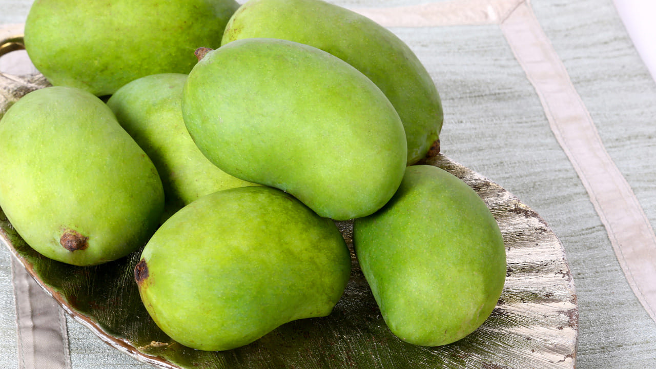 ఇక మామిడి మిశ్రంలో చిటికెడు కారం, బ్లాక్ సాల్ట్ వేయండి.  తర్వాత దీనిని జాలితో జిగురులాంటి మిశ్రమం వేరు చేసి, రసాన్ని వేరు చేయాలి ఈ రసాన్ని ఐస్ క్రీమ్ మౌల్డ్స్ అంచుల్లో పోయాలి. తర్వాత పైన పుల్లలు గుచ్చాలి.  ఇలా చేయడం వలన ఐస్ క్రీమ్ షేప్ ఫర్ఫెక్ట్ గా వస్తుంది.