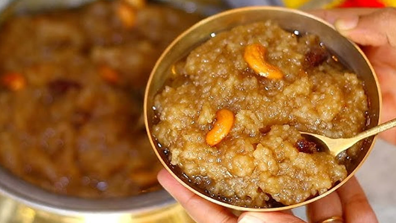 బెల్లం నుంచి పాకాన్ని ఇలా వేరు చేయాలి : ఇప్పుడు గ్యాస్ వెలిగించి దాని మీద చిన్న పాత్ర పెట్టి,  దానిలో బెల్లం తురుము లేదా బెల్లం ముక్కలు వేసి రెండు గ్లాసుల నీళ్ళు పోసి బాగా కరిగించాలి. వాటిని వడకట్టి దానిని ఒక గ్లాసులోకి తీసుకోవాలి. దీనిని పక్కన పెట్టుకోవాలి.