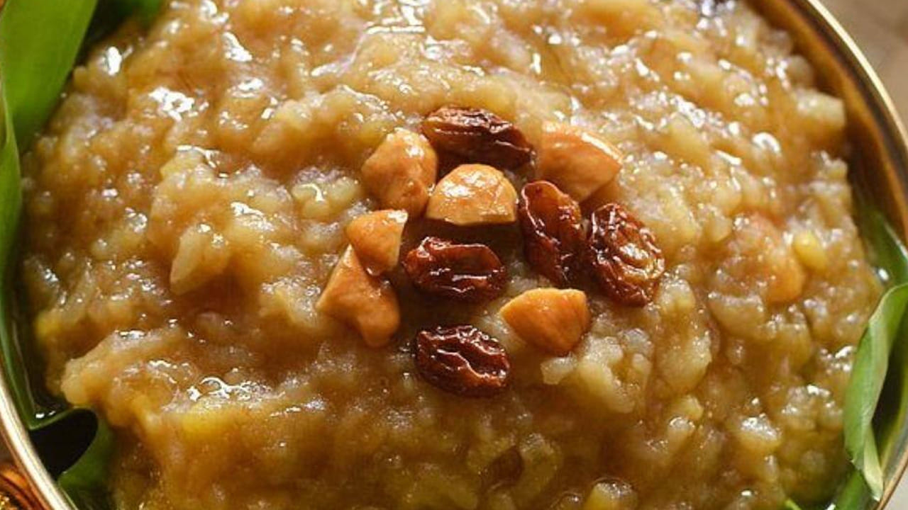 
అన్నం బాగా ఉడికిన తరవాత అన్నం వేసుకోవాలి: అన్నం బాగా ఉడికిన తర్వాత దానిలో బెల్లం పాకం కూడా పోసి మీడియం మంటపై ఉంచి మిక్స్ అయ్యేలా బాగా కలుపుకోవాలి. ఒక గరిటె తీసుకుని దానిని బాగా తిప్పుకోవాలి అన్నం రెండు మెతుకులు అయ్యే వరకు స్పూన్ తో అంటూనే ఉండాలి.  