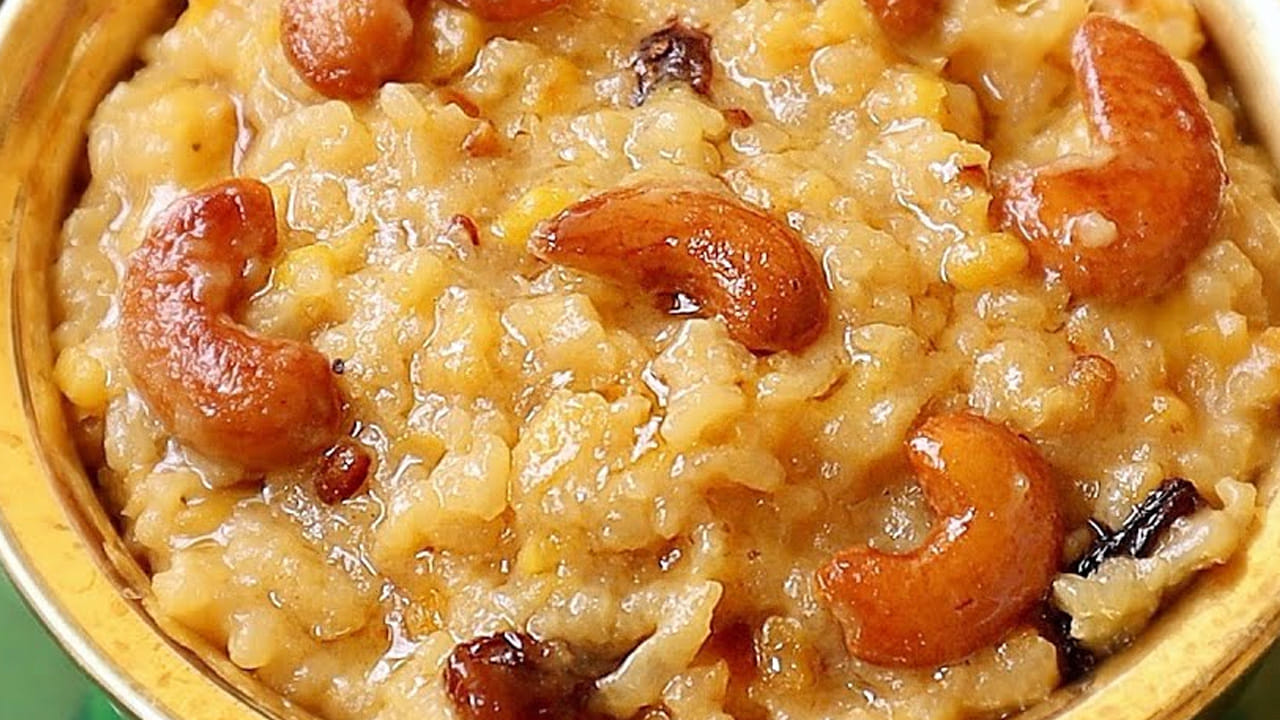 ఇప్పుడు పాలు, కొద్దిగా యాలకుల పొడి కూడా వేసి మిక్స్ చేయాలి. మళ్ళీ చిన్న పాన్ తీసుకుని దానిలో నెయ్యి వేసి నాలుగు జీడిపప్పు, కిస్మిస్ కూడా వేయించి గుడాన్నంలో  వేయాలి. అలా 5 నిమిషాల పాటు మగ్గించి స్టవ్ ఆఫ్ చేసి దించేయాలి. అంతే, వేడి వేడి గుడాన్నం రెడీ.