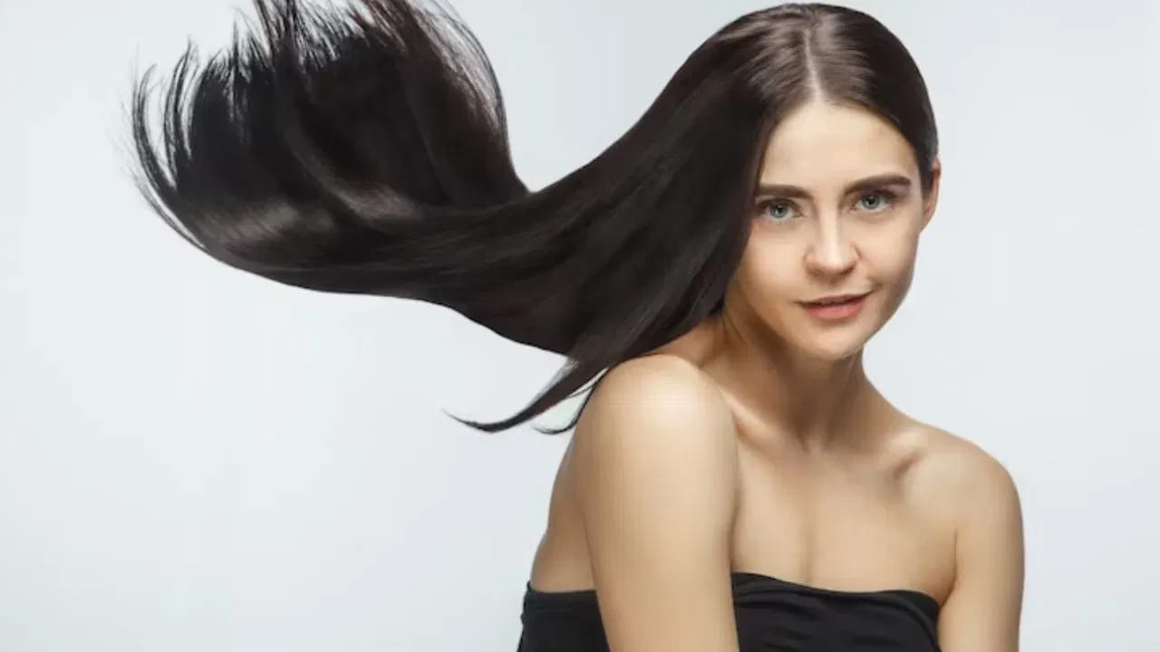 సాముద్రిక శాస్త్రం ప్రకారం, ఎవరి జుట్టు అయితే నల్లగా, నునుపుగా, మృధువుగా ఉంటుందో వారు చాలా శ్రేష్ఠులు.  నల్లగా మెరిసే జుట్టు ఉన్న స్త్రీలు ఇంటి అదృష్టం తీసుకొస్తారంట. అంతే కాకుండా వీరు బలమైన పట్టుదల, ధైర్యం చూపించడమే కాకుండా, కష్టపడి పని చేసి విజయం సాధిస్తారంట. ఎప్పుడూ చాలా సంతోషంగా ఉంటారంట. నల్ల జుట్టు ఉన్నవారు చాలా గొప్పగా బతుకుతారంట. 