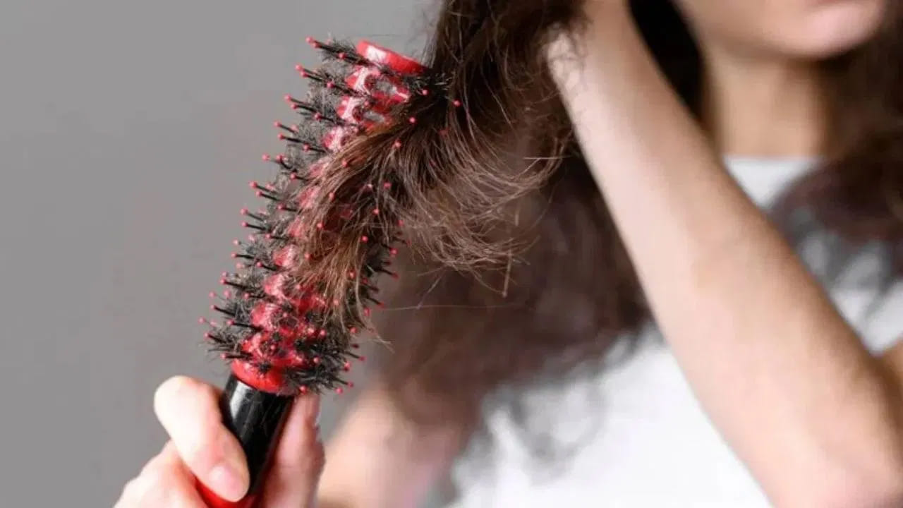 చర్మవ్యాధి నిపుణుల అభిప్రాయం ప్రకారం వేసవి రోజులలో తల చర్మంపై దురద, చుండ్రు వంటి సమస్యలు కూడా తలెత్తుతాయి. సూర్యరశ్మి కూడా తల చర్మం దురద కలిగిండచానికి కారణం అవుతుంది.