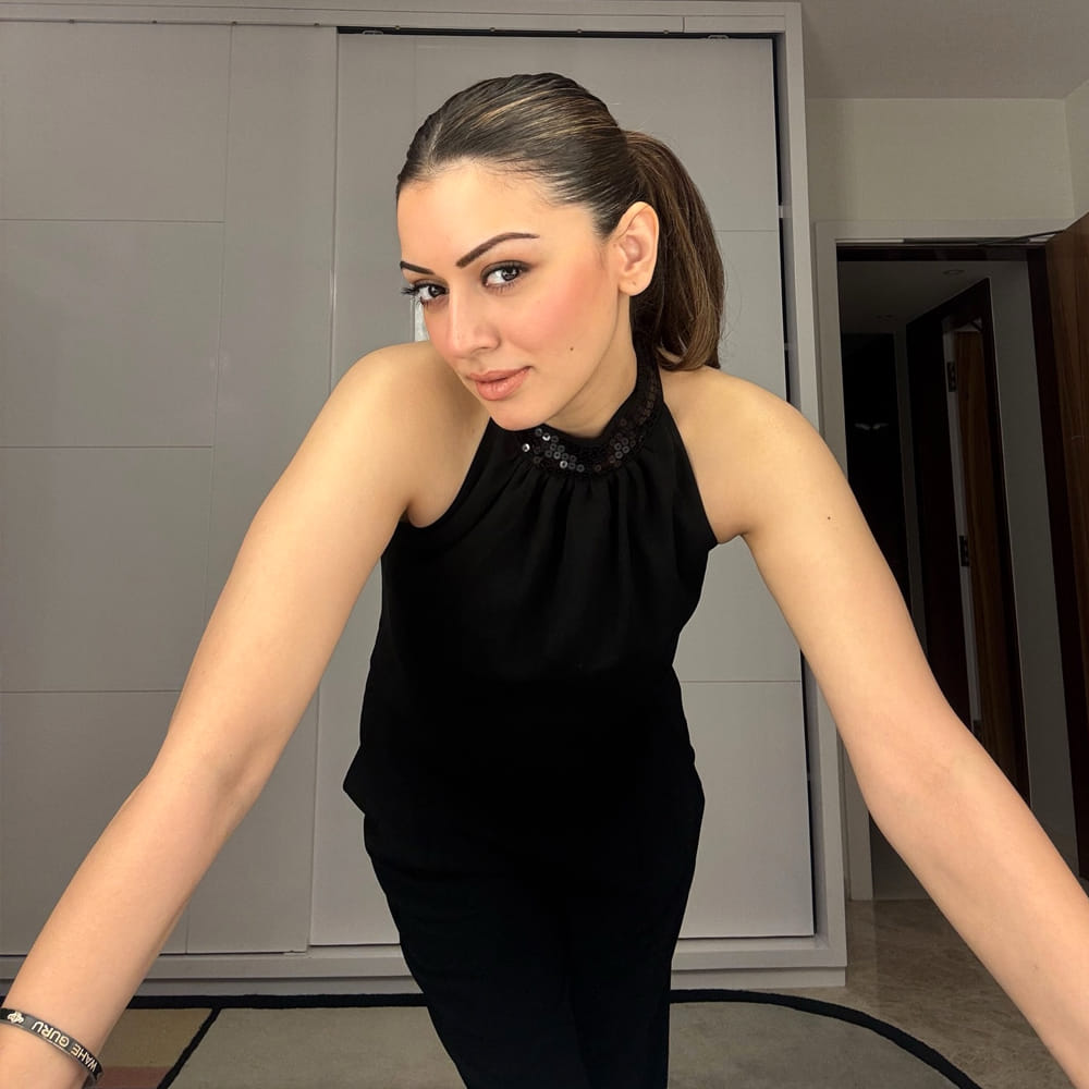   ఇప్పుడు తాను చాలా సంతోషంగా ఉన్నానని పేర్కొన్నారు. అంతే కాదు చాలా స్వేచ్చగా ఉన్నానని, ఒంటరితనం తనకు ఎప్పుడూ ఇష్టమని పేర్కొన్నారు. ఇప్పుడు ఆ ఒంటరిజీవితంలో చాలా సంతోషం కలిగింది అని అన్నారు. తన వాళ్ల కోసం సమయాన్ని గడపడం, తనకు నచ్చింది చేయడం చాలా సంతోషంగా ఉంది అని నటి హన్సిక చెప్పుకొచ్చింది. 