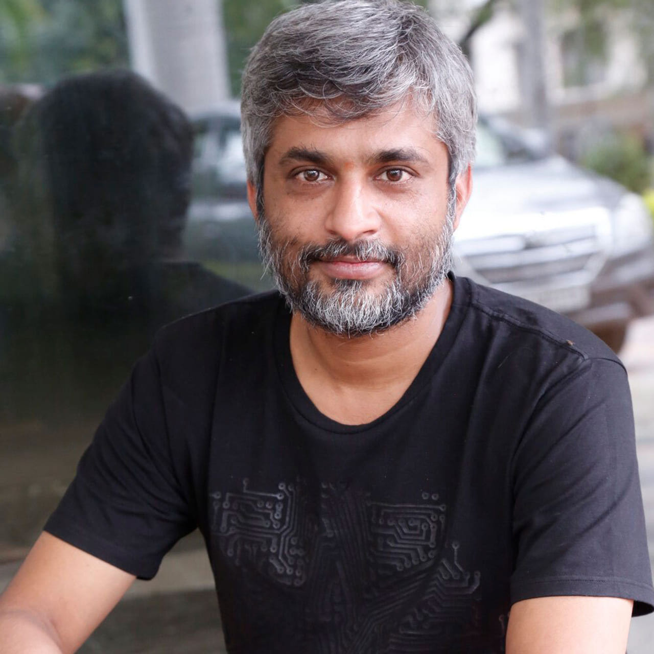 దర్శకుడు హను రాఘవపూడి నటుడు జూనియర్ ఎన్టీఆర్ పై తన ప్రశంసలను కురిపించారు. జూనియర్ ఎన్టీఆర్ ను "సునామీ" వంటి నటుడు అని అన్నారు. ఆయనతో ఇప్పటివరకు సినిమా చేయకపోవడానికి ప్రధాన కారణం సరైన కథ కుదరకపోవడమేనని వెల్లడించారు. జూనియర్ ఎన్టీఆర్ తో కలిసి పనిచేయాలని తనకు చాలా ఆసక్తి ఉందని, ఆయనతో అప్పుడప్పుడూ కలుస్తూ ఉంటానని తెలిపారు. ఇప్పటివరకు కథ చర్చల దశకు రాలేదని పేర్కొన్నారు.