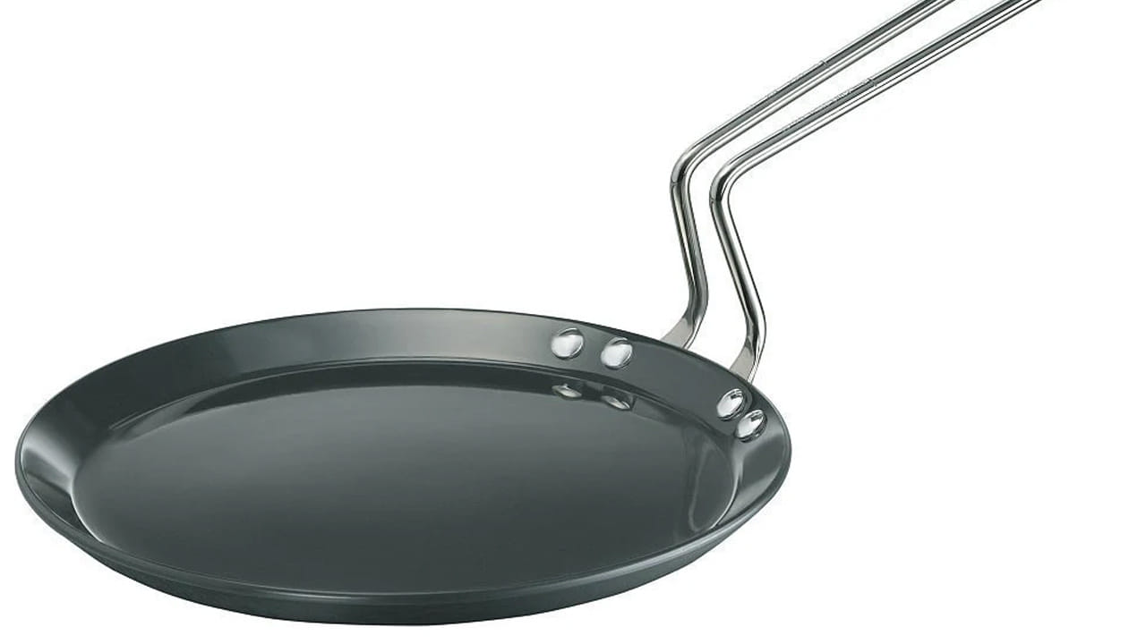 హార్డ్ అనోడైజ్డ్ తవా (Hard Anodized Tawa): ఇది అల్యూమినియం కంటే బలంగా ఉంటుంది మరియు త్వరగా వేడెక్కుతుంది. దీనిపై దోశలు వేయడం సులభం. ఇది ఎక్కువ కాలం మన్నిక వస్తుంది.

