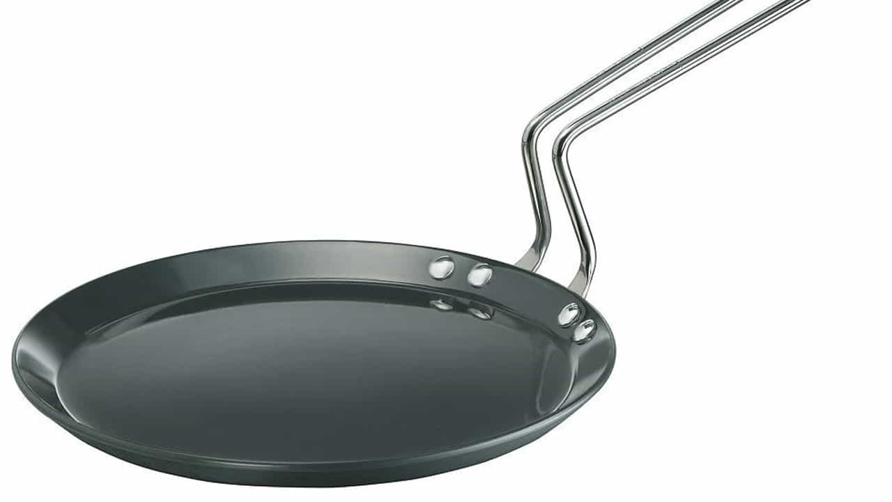 హార్డ్ అనోడైజ్డ్ తవా (Hard Anodized Tawa): ఇది అల్యూమినియం కంటే బలంగా ఉంటుంది మరియు త్వరగా వేడెక్కుతుంది. దీనిపై దోశలు వేయడం సులభం. ఇది ఎక్కువ కాలం మన్నిక వస్తుంది.