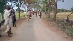 ఇనుప రాడ్లు,ఖాళీ సీసాలతో పొట్టు పొట్టు కొట్టుకున్నారు! కారణం ఇదే