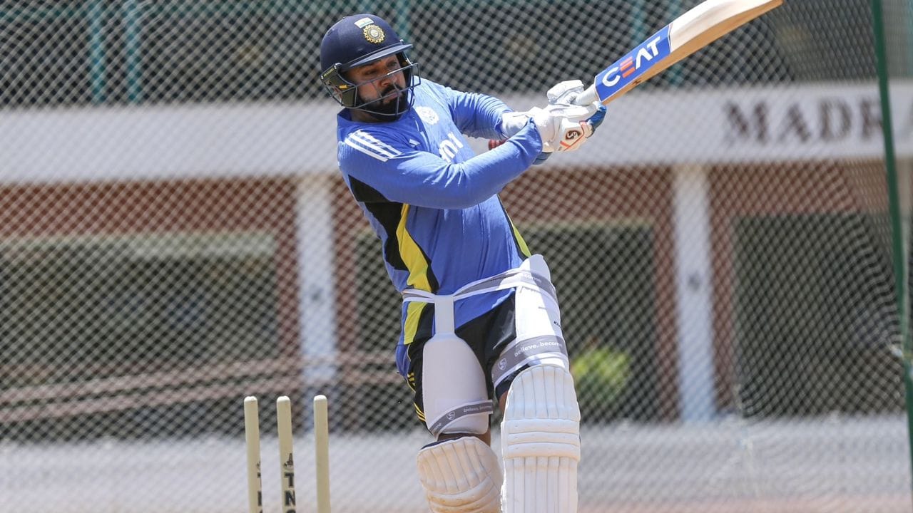 1. వన్డే క్రికెట్‌లో అత్యధిక వ్యక్తిగత స్కోరు: క్రికెట్ ప్రపంచం ఎప్పటికీ గుర్తుంచుకునే రికార్డు రోహిత్ శర్మ పేరిట ఉంది. 2014లో శ్రీలంకపై కోల్‌కతా వేదికగా జరిగిన మ్యాచ్‌లో రోహిత్ ఏకంగా 264 పరుగులు సాధించి ప్రపంచ రికార్డు సృష్టించాడు. ఒక ఇన్నింగ్స్‌లో 33 ఫోర్లు, 9 సిక్సర్లతో విరుచుకుపడి ఆయన సృష్టించిన ఈ మైలురాయిని చేరుకోవడం ప్రస్తుత తరం ఆటగాళ్లకు ఒక కలగానే మిగిలిపోయింది.