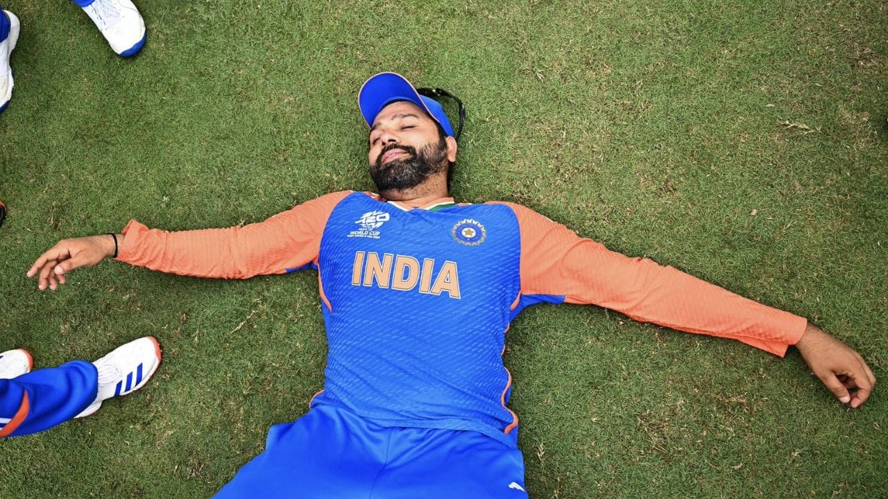 2. మూడు డబుల్ సెంచరీల రారాజు: వన్డేల్లో ఒక్క ద్విశతకం సాధించడమే గగనమైన వేళ, రోహిత్ శర్మ ఏకంగా మూడుసార్లు ఈ ఘనత సాధించి చరిత్రకెక్కాడు. ఆస్ట్రేలియాపై ఒకసారి, శ్రీలంకపై రెండుసార్లు డబుల్ సెంచరీలు బాది 'డబుల్ సెంచరీల కింగ్' అనిపించుకున్నాడు. ప్రపంచంలో మరే ఇతర బ్యాటర్ కూడా ఇప్పటివరకు ఈ స్థాయికి చేరుకోలేదు.