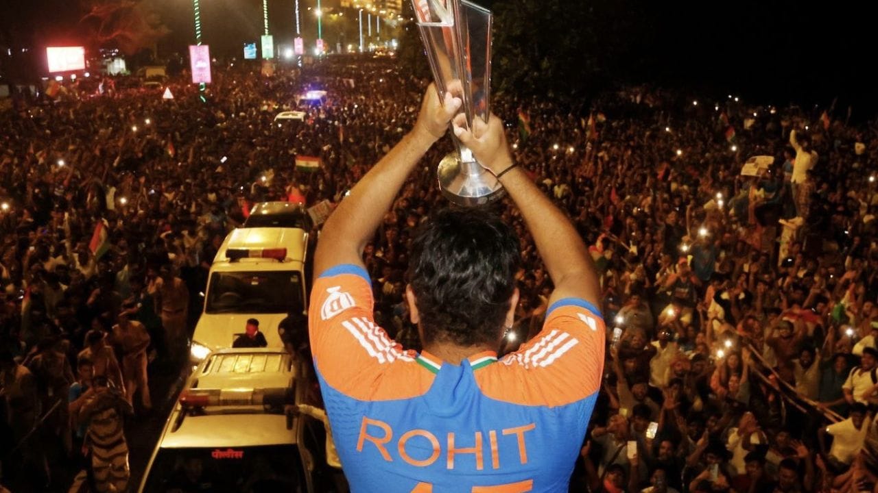 3. ప్రపంచ కప్‌లో అత్యధిక శతకాలు: ప్రపంచ కప్ వంటి భారీ టోర్నీలలో రోహిత్ ప్రదర్శన అమోఘం. వన్డే ప్రపంచ కప్ చరిత్రలో అత్యధికంగా 7 సెంచరీలు బాదిన రికార్డు ఆయన పేరిట ఉంది. ఈ క్రమంలో ఆయన సాక్షాత్తు సచిన్ టెండూల్కర్ రికార్డును కూడా అధిగమించాడు. ముఖ్యంగా 2019 ప్రపంచ కప్‌లో ఒకే టోర్నీలో 5 సెంచరీలు సాధించి రికార్డు సృష్టించాడు.