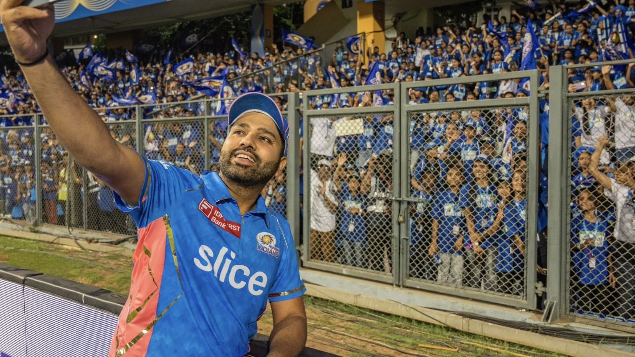 5. అన్ని ఫార్మాట్లలో మూడుకు పైగా సెంచరీలు: టెస్టులు, వన్డేలు, టీ20లు.. ఇలా మూడు విభాగాల్లోనూ కనీసం మూడు లేదా అంతకంటే ఎక్కువ సెంచరీలు సాధించిన ఏకైక భారతీయ బ్యాటర్ రోహిత్ శర్మ. టెస్టుల్లో 12, టీ20ల్లో 5, వన్డేల్లో 33 సెంచరీలు సాధించి అన్ని ఫార్మాట్లలో తన ఆధిపత్యాన్ని చాటుకున్నాడు.