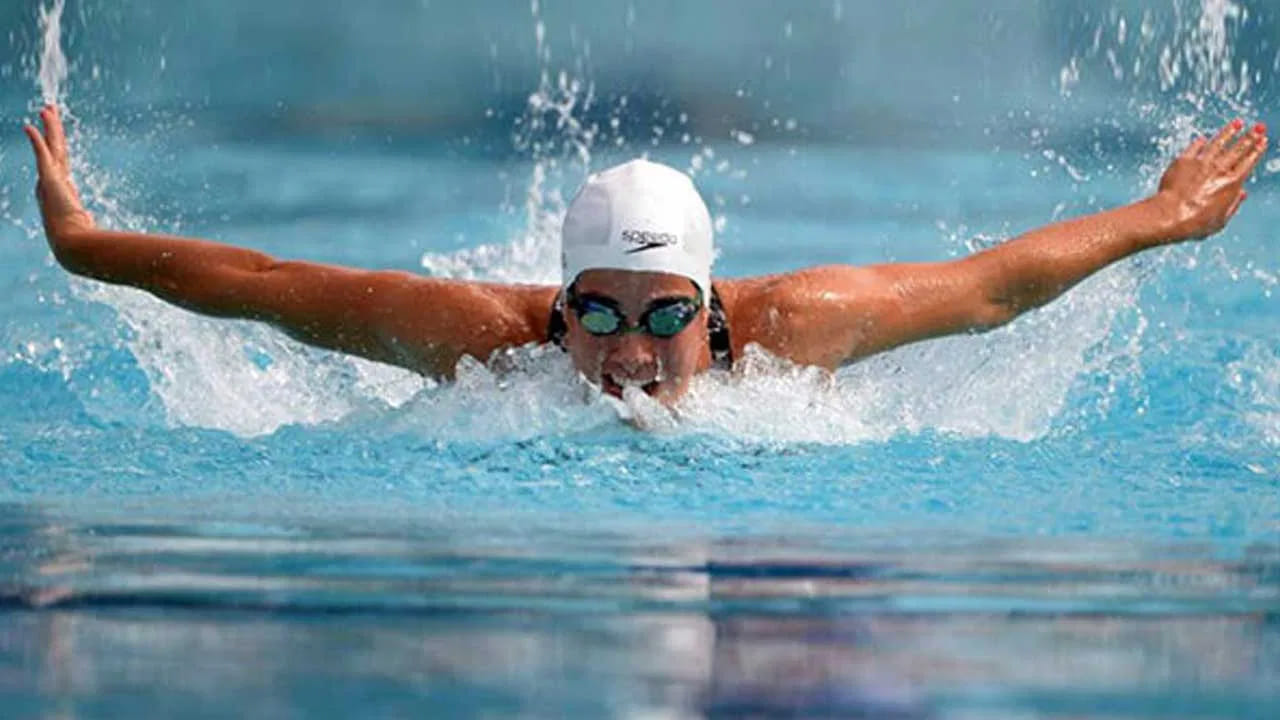 మానసిక ప్రశాంతత - మంచి నిద్ర: రోజంతా పని ఒత్తిడితో అలసిపోయిన వారికి ఈత ఒక మంచి స్ట్రెస్ బస్టర్. నీటిలో గడపడం వల్ల మనసు ప్రశాంతంగా మారుతుంది. దీనివల్ల రాత్రిపూట గాఢ నిద్ర పడుతుంది, ఉదయాన్నే ఉల్లాసంగా అనిపిస్తుంది.