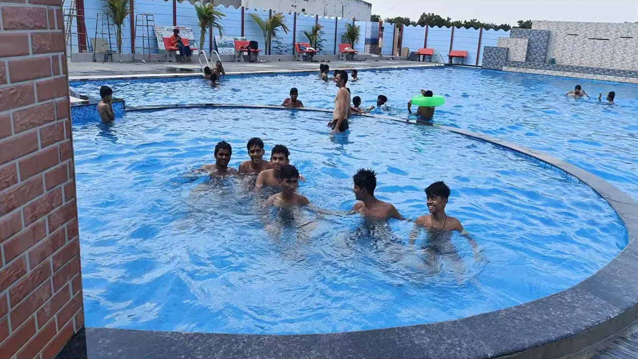 చాలా స్విమ్మింగ్ పూల్స్లో నీటిని శుద్ధి చేయడానికి క్లోరిన్ ఉపయోగిస్తారు. ఇది చర్మాన్ని నల్లగా మార్చడమే కాకుండా జుట్టు రాలడం, కంటి మంట వంటి సమస్యలకు దారితీస్తుంది. అందుకే ఈతకు వెళ్లేవారు వాటర్ ప్రూఫ్ సన్ స్క్రీన్, వాటర్ గాగుల్స్, షవర్ క్యాప్ వంటివి వాడాలి. కీళ్ల నొప్పులు ఉన్నవారు లేదా తీవ్రమైన గుండె సంబంధిత సమస్యలు ఉన్నవారు సొంతంగా ఈత మొదలుపెట్టకూడదు. కచ్చితంగా వైద్యుడిని సంప్రదించి, వారి సలహా మేరకే ఈత కొట్టడం మంచిది.