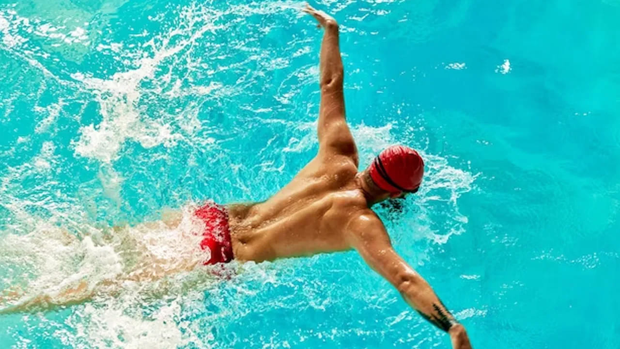 గుండె, ఊపిరితిత్తులు: క్రమం తప్పకుండా ఈత సాధన చేయడం వల్ల రక్త ప్రసరణ మెరుగుపడుతుంది. ఇది గుండె ఆరోగ్యానికి ఎంతో మేలు చేస్తుంది. అంతేకాకుండా, ఈత కొట్టేటప్పుడు మనం తీసుకునే క్రమబద్ధమైన శ్వాస వల్ల ఊపిరితిత్తుల సామర్థ్యం పెరుగుతుంది. ఇది శ్వాసకోశ సమస్యలను దూరం చేస్తుంది.