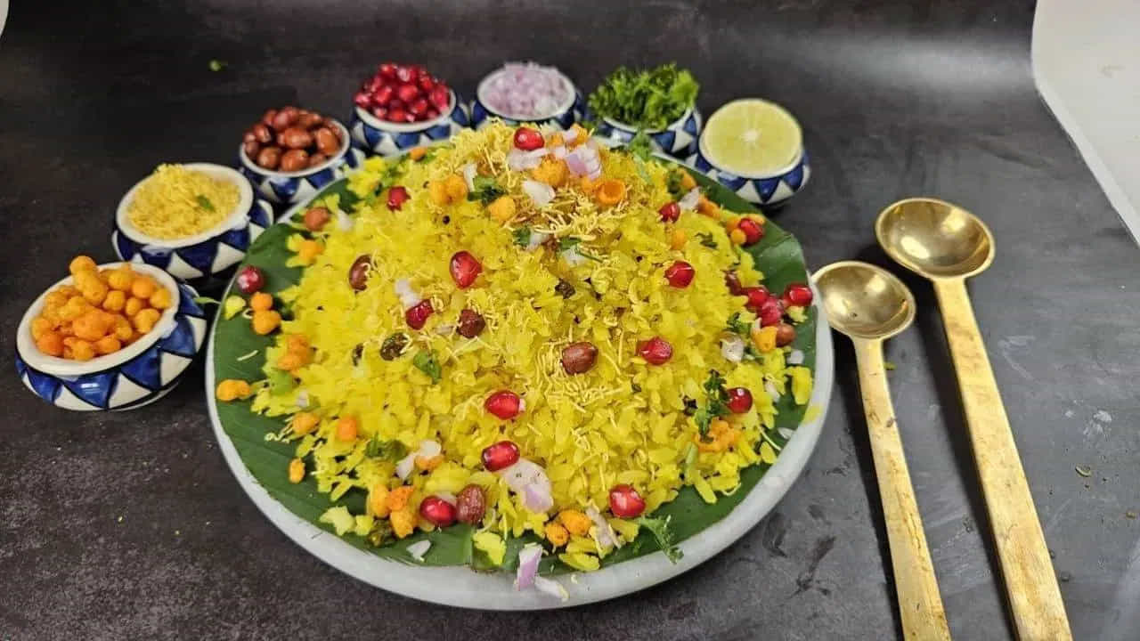 ఈ ఆహార పదార్థాలు చెడ్డవి కావు, కానీ వాటిని తినే విధానంలో చిన్న చిన్న మార్పులు చేసుకోవాలని డైటీషియన్ సూచిస్తున్నారు. పోహా చేసేటప్పుడు అందులో వేరుశెనగలు, మొలకలు, ఎక్కువ మొత్తంలో కూరగాయలను చేర్చండి. ఉప్మాను వారానికి రెండు సార్లు మించకుండా చూసుకోండి. చేసేటప్పుడు అందులో పప్పులు, పనీర్ లేదా డ్రై ఫ్రూట్స్ కలపడం మర్చిపోవద్దు.

