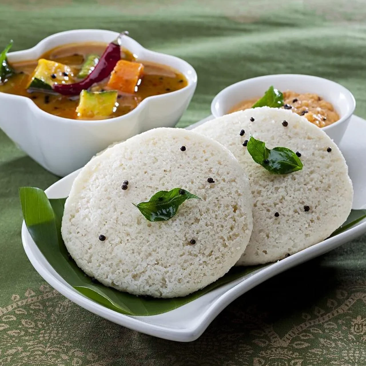 ఉదయం అల్పాహారం: ఉదయం ఆహారం రోజంతా శక్తిని అందించడంలో కీలక పాత్ర పోషిస్తుంది. తక్కువ ఖర్చుతో లభించే, ఆరోగ్యకరమైన ఎంపికలు చాలా ఉన్నాయి. ఇడ్లీ ప్లస్ పప్పు చట్నీ, ఉప్మా ప్లస్ కూరగాయలు, పెసర దోస వంటి ఆరోగ్య కరమైనవి తినాలి. ఇవి తక్కువ ఖర్చుతో సులభంగా తయారు చేసుకోవచ్చు. శరీరానికి అవసరమైన కార్బోహైడ్రేట్లు, ప్రోటీన్లను సమృద్ధిగా అందిస్తాయి, రోజుకు అవసరమైన శక్తిని ఇస్తాయి.