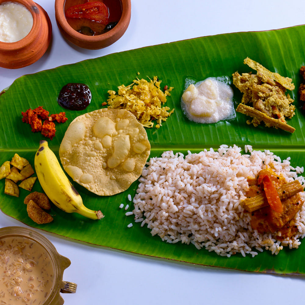 మధ్యాహ్నం భోజనం: మధ్యాహ్నం భోజనం సమతుల్యంగా ఉండాలి, తద్వారా రోజు మధ్యలో అలసట లేకుండా ఉంటుంది. ఒక కప్పు అన్నం ప్లస్ పప్పు, పాలకూర, బీరకాయ, గుమ్మడికాయ వంటివి వాటిలో ఒక కూర, పెరుగు. ఇది శరీరానికి శక్తిని, జీర్ణశక్తిని, మరియు అవసరమైన పోషకాలను అందిస్తుంది. తక్కువ ఖర్చుతో ఎక్కువ పోషకాలు అందుతాయి.