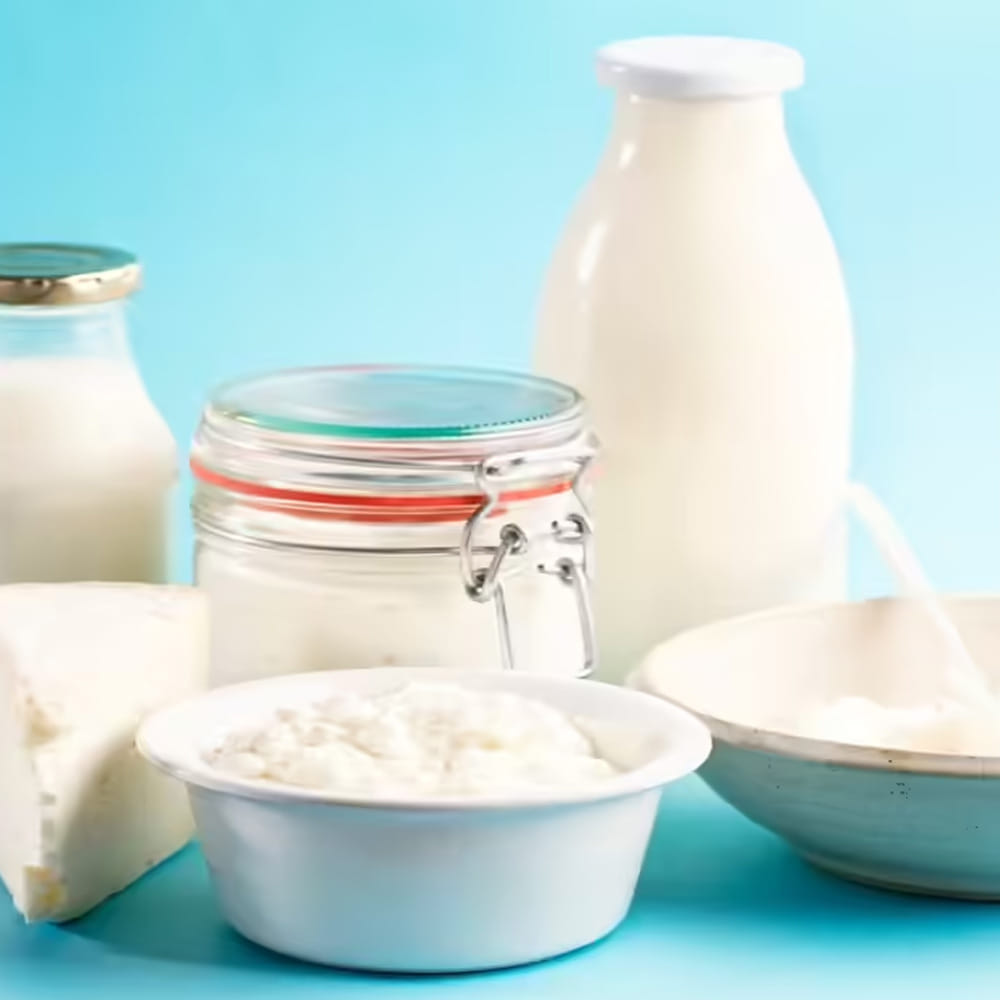 పాలు మరియు పెరుగు: కాల్షియం కోసం తీసుకోవాలి. ఎముకల బలానికి కాల్షియం చాలా అవసరం. అయితే ప్రతి రోజు కనీసం ఒక గ్లాసు పాలు లేదా పెరుగు తీసుకోవడం ద్వారా
ఎముకలు బలంగా ఉండేలా చేస్తాయి.