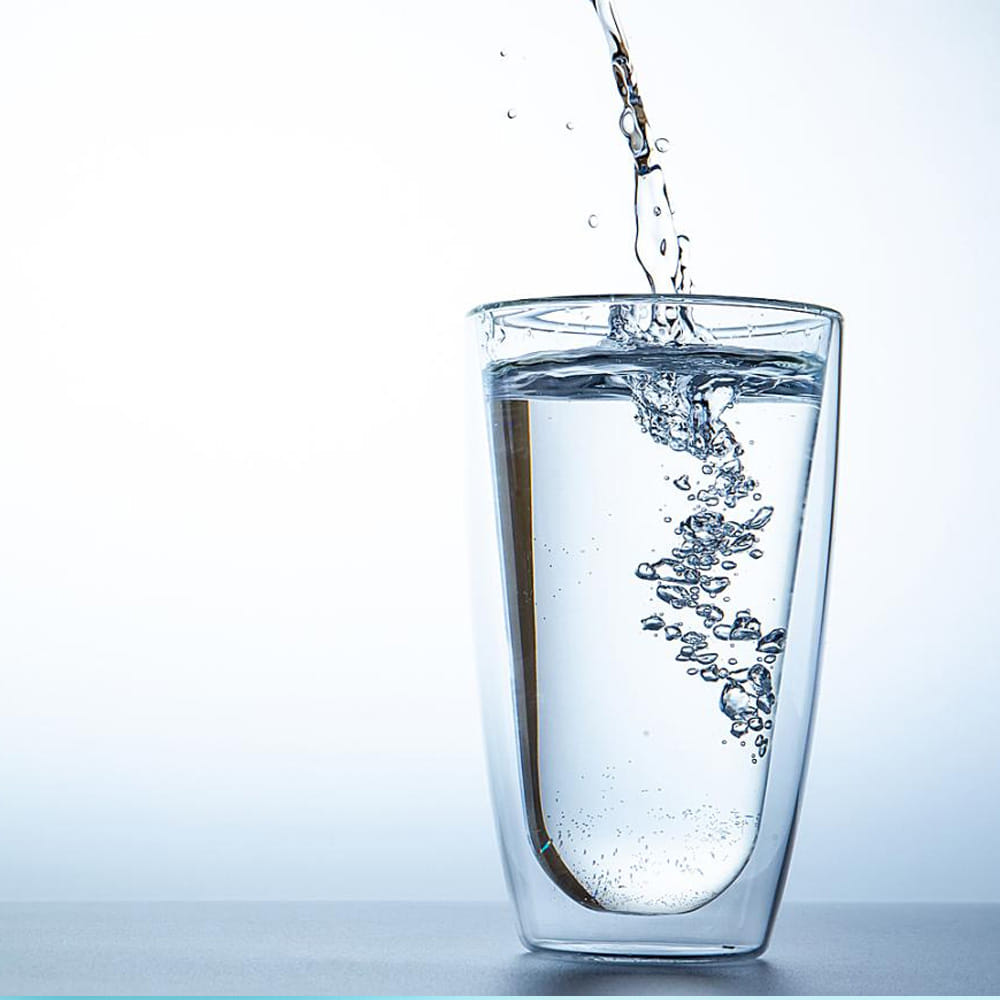 నీరు: హైడ్రేషన్ కోసం నీరు అత్యంత కీలకం. మన శరీరానికి తగినంత నీరు అందిస్తేనే అన్ని వ్యవస్థలు సక్రమంగా పనిచేస్తాయి. అయితే ప్రతి రోజు మనిషి ఎంత నీరు తాగాలి అనేది కూడా ఒక సమస్యగా మారింది. అయితే మనిషి రోజుకి కనీసం ఆరు నుండి ఎనిమిది గ్లాసుల నీరు తాగాలి. దీని వల్ల శరీరం హైడ్రేట్ అవుతుంది, చర్మం, జీర్ణశక్తి మెరుగుపడతాయి, శరీరం నుండి విష పదార్థాలను బయటకు పంపుతుంది.