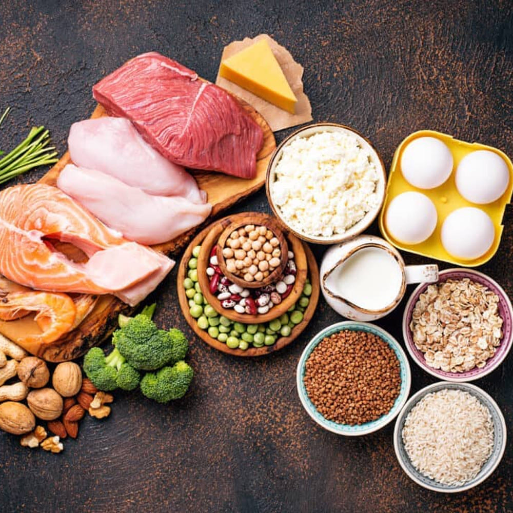 ప్రోటీన్ ఆహారం: శరీర నిర్మాణం కొరకు, కండరాల పెరుగుదలకు ప్రోటీన్ అనేది చాలా ముఖ్యం. ఈ ప్రోటీన్ కోసం ప్రతి రోజు మనిషి కనీసం రోజుకి ఒక గుడ్డు అయిన తినాలి. అంతే కాకుండా పప్పులు, శనగలు, మీల్ మేకర్ లో కూడా అధిక శాతం ప్రోటీన్ ఉంటుంది. ఈ ప్రోటీన్ కేవలం శరీర నిర్మాణానికి, కండరాల పెరుగుదలకు మాత్రమే కాకుండా రోగనిరోధక శక్తికి కూడా సహాయపడుతుంది.