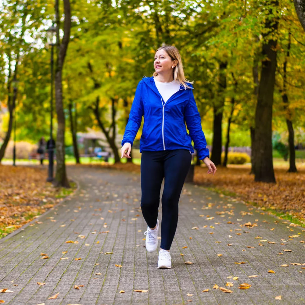 ఆరోగ్యకరమైన అలవాట్లు: జీవనశైలి మెరుగుదలకు ఆహారంతో పాటు ఆరోగ్యకరమైన అలవాట్లు కూడా చాలా ముఖ్యమైనవి. రోజు 30 నిమిషాలు నడక, సరైన నిద్ర (7-8 గంటలు), సమయానికి భోజనం. ఇవి ఆరోగ్యాన్ని నిలబెట్టడానికి, ఒత్తిడిని తగ్గించడానికి, మొత్తం శారీరక, మానసిక ఆరోగ్యాన్ని మెరుగుపరచడానికి సహాయపడతాయి.