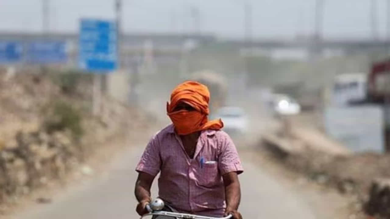 స్థానిక రెవెన్యూ అధికారులకు మరణించిన వెంటనే సమాచారం అందించాల్సి ఉంటుంది. ఆ తర్వాత ఎమ్మార్వో కార్యాలయంలో దరఖాస్తు చేసుకోవాలి. రెవెన్యూ అధికారులు విచారణ చేపట్టి రిపోర్ట్ తయారు చేస్తారు. రిపోర్ట్ను స్థానిక కలెక్టర్కు పంపిస్తారు. కలెక్టర్ గ్రీన్ సిగ్నల్ ఇచ్చాక నిధులు నామినీ బ్యాంక్ అకౌంట్లో జమ అవుతాయి.