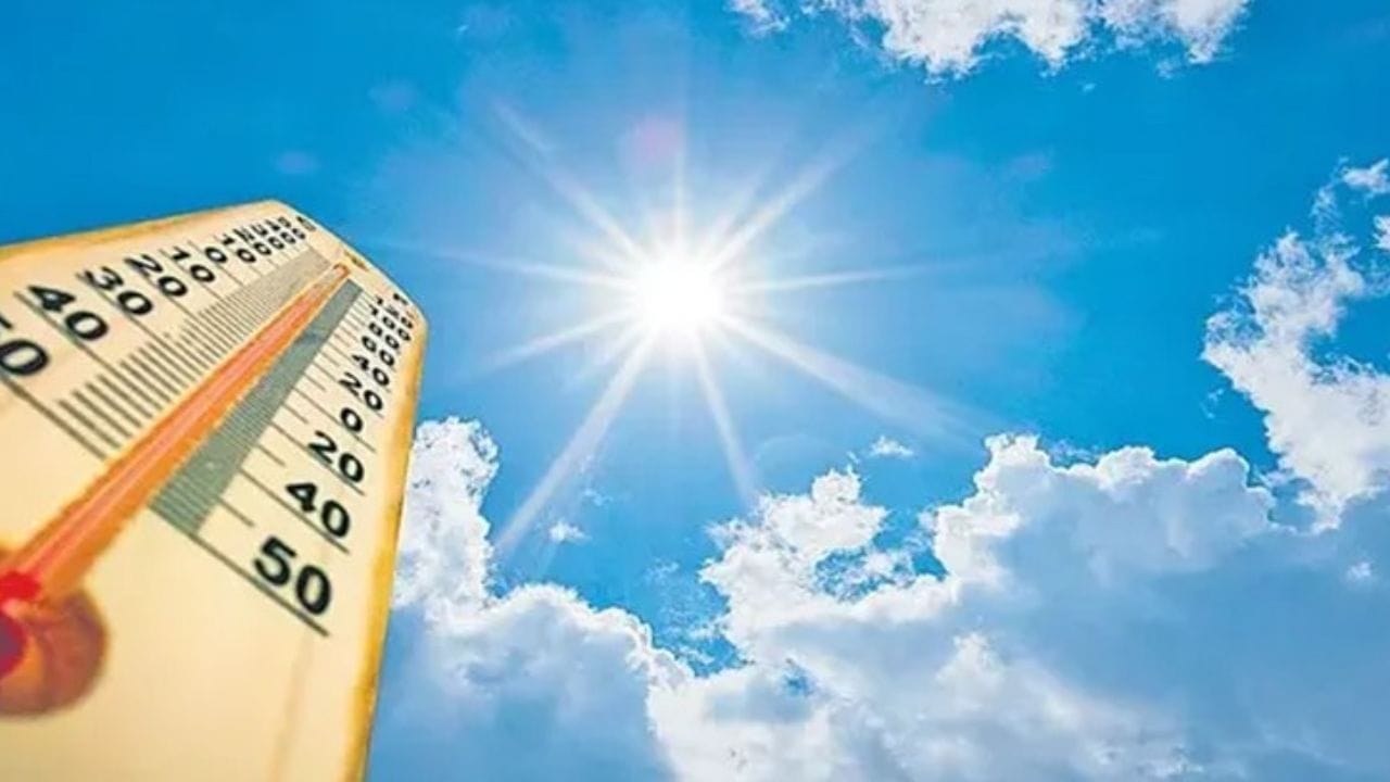 రానున్న రోజుల్లో రాష్ట్రంలో ఎండ తీవ్రత మరింత ప్రభావం చూపుతుందని ఏపీ విపత్తుల నిర్వహణ సంస్థ మేనేజింగ్ డైరెక్టర్ ప్రఖర్ జైన తెలిపారు. మంగళవారం కడప జిల్లా ఒంటిమిట్టలో 45 డిగ్రీల గరిష్ఠ ఉష్ణోగ్రత నమోదైందని, అలాగే 262 మండలాల్లో 40 డిగ్రీలకు పైగా ఉష్ణోగ్రతలు రికార్డు అయినట్లు ఆయన వెల్లడించారు.