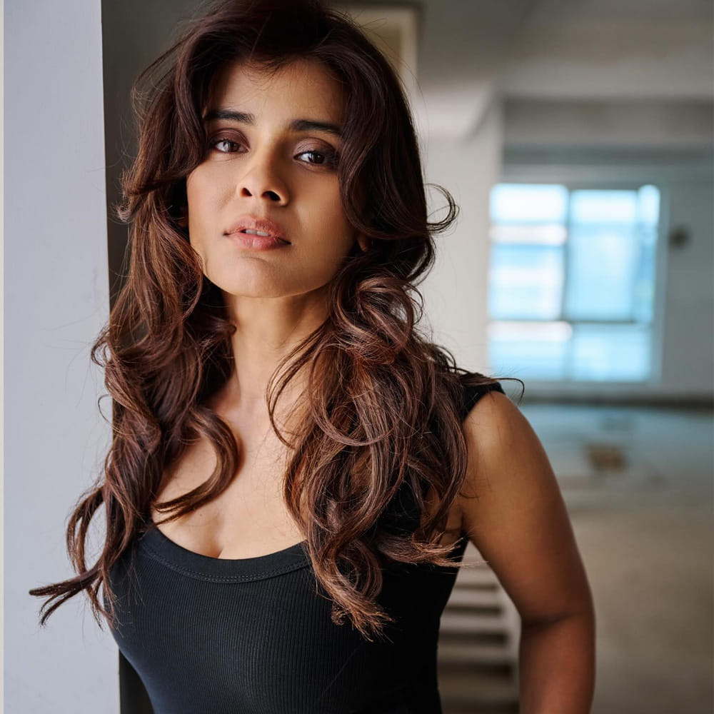 కుమారి 21F తర్వాత తనకు అనేక అవకాశాలు వచ్చాయని, అయితే కొన్ని చర్చల దశలోనే ఆగిపోయాయని తెలిపారు. ఆ సమయంలో గ్లామరస్, బోల్డ్ పాత్రలకే ఎక్కువగా పరిమితం అవుతున్నాననే విమర్శలను ఎదుర్కొన్నానని, ఒక దశలో టైప్‌కాస్ట్‌ అయ్యాయని అన్నారు. అయితే, ప్రస్తుతం నటనకు ప్రాధాన్యత ఉన్న విభిన్న పాత్రలు కూడా వస్తున్నాయని, తాను కూడా విభిన్నమైన పాత్రలను ఎంచుకుంటున్నానని స్పష్టం చేశారు.
