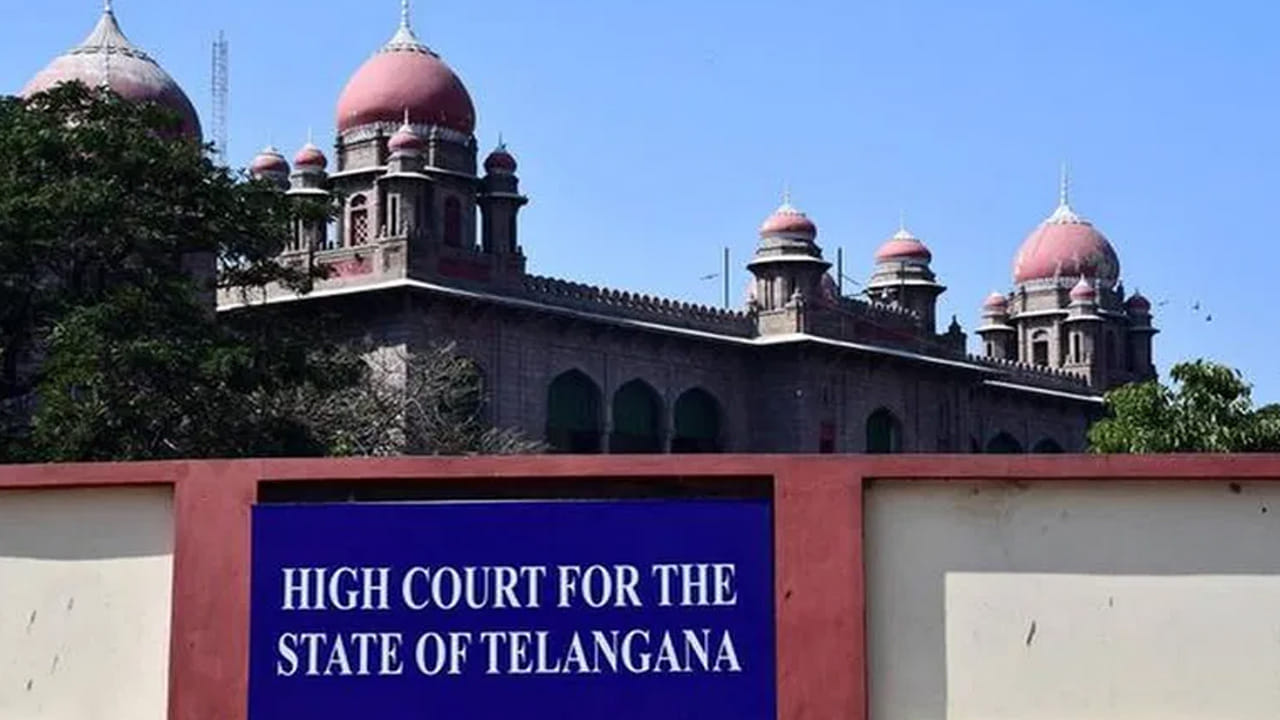 ఫీజుల పేరుతో సర్టిఫికెట్లు ఆపడం చట్ట విరుద్ధం.. ప్రైవేట్ కాలేజీకి తెలంగాణ హైకోర్టు షాక్