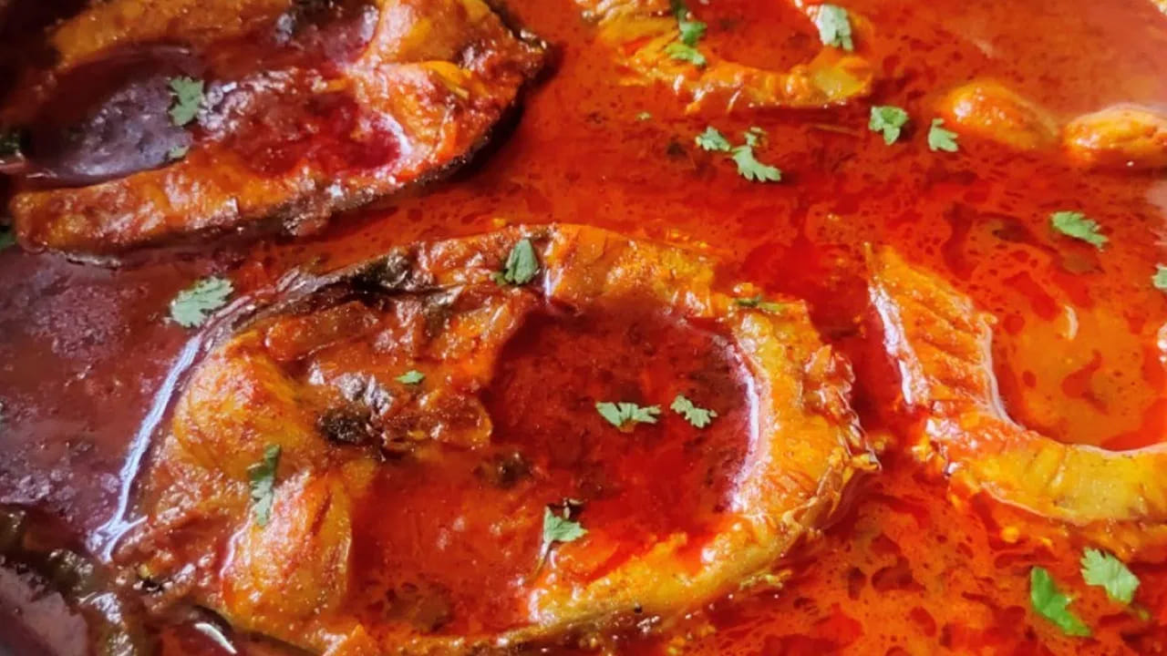 చేపలతో ఇంకా ఎన్నో ఆరోగ్య లాభాలు ఉన్నాయి. చేపల్లో ఉండే కాల్షియం, విటమిన్ డి ఎముకలను దృఢంగా మారుస్తాయి. చేపలు తినడం వల్ల చర్మం కాంతివంతంగా మారుతుంది. జుట్టు రాలడం తగ్గి, జుట్టు ఆరోగ్యంగా పెరుగుతుంది. దుకే డైటీషియన్లు కూడా సమతుల్య ఆహారంలో భాగంగా వారానికి కనీసం రెండు సార్లు చేపలు తినాలని సూచిస్తున్నారు.
